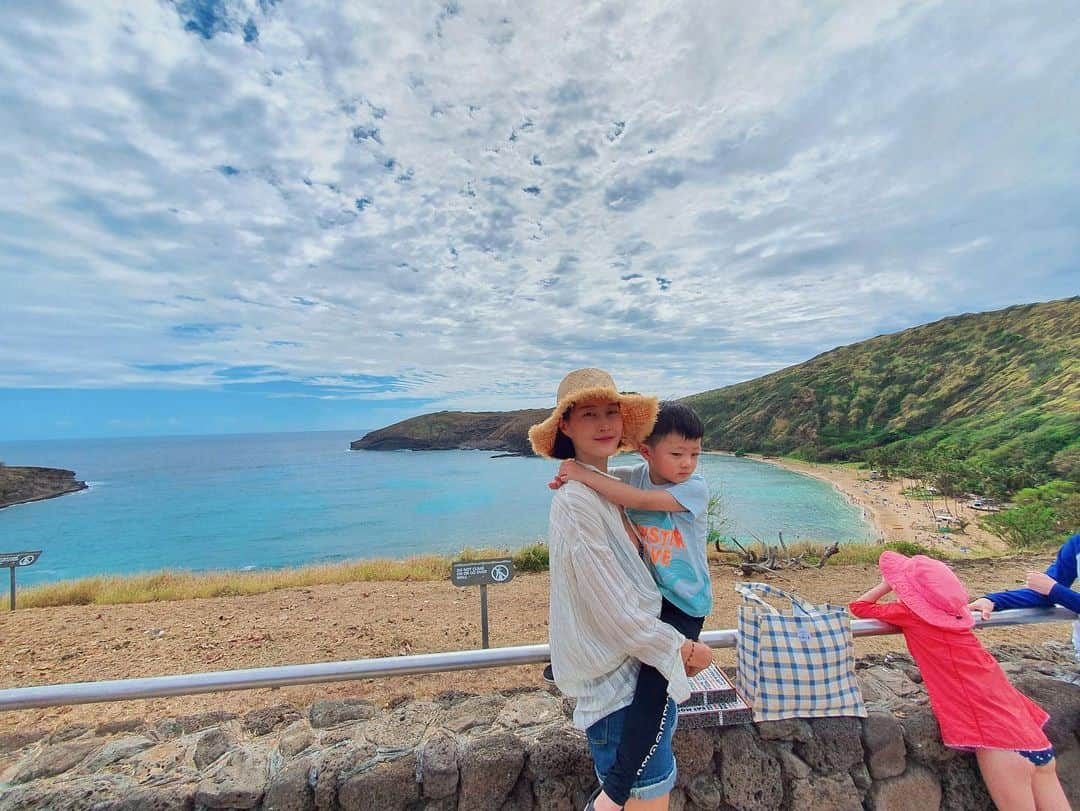 イ・ヒョニさんのインスタグラム写真 - (イ・ヒョニInstagram)「🌴Aloha! 오늘은 하나우마베이에 갔어요~ 매번 하와이 올 때마다 하나우마베이에 갔었지만 이번이 정말! 진짜! 최고! 대박! 제~~~일 힘들었어요.... ㅎㅎ하하하ㅏ하핳ㅎㅎ하하하하🤪 그렇지만 그만큼 기억에 오래 남을 듯🤣 행복합니다 진심이에요 #하와이 #가족엠티 #극기훈련 #hawaii #hanaumabay」2月6日 15時11分 - lee.hyunyi