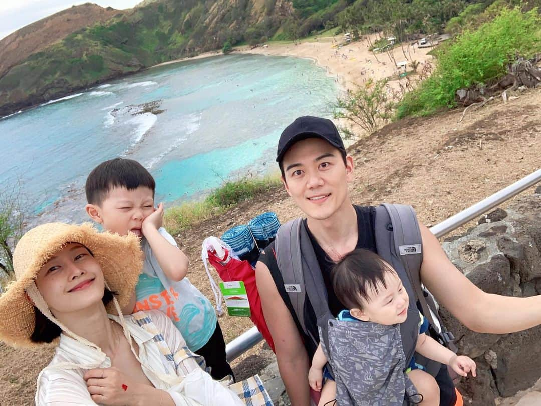 イ・ヒョニさんのインスタグラム写真 - (イ・ヒョニInstagram)「🌴Aloha! 오늘은 하나우마베이에 갔어요~ 매번 하와이 올 때마다 하나우마베이에 갔었지만 이번이 정말! 진짜! 최고! 대박! 제~~~일 힘들었어요.... ㅎㅎ하하하ㅏ하핳ㅎㅎ하하하하🤪 그렇지만 그만큼 기억에 오래 남을 듯🤣 행복합니다 진심이에요 #하와이 #가족엠티 #극기훈련 #hawaii #hanaumabay」2月6日 15時11分 - lee.hyunyi