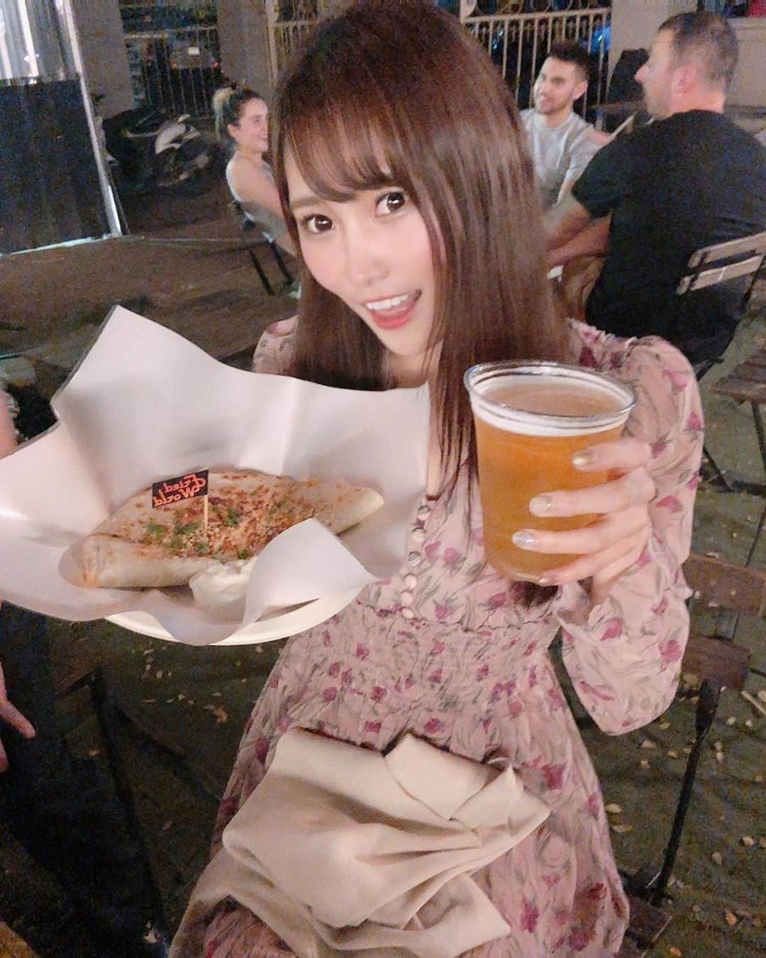 佐野友里子のインスタグラム：「トゥクトゥク🛺乗ったり、屋台でご飯食べたりできたよ~☺️✨ . #tuktuk #japanexpothailand #lovelydoll #ビール女子」