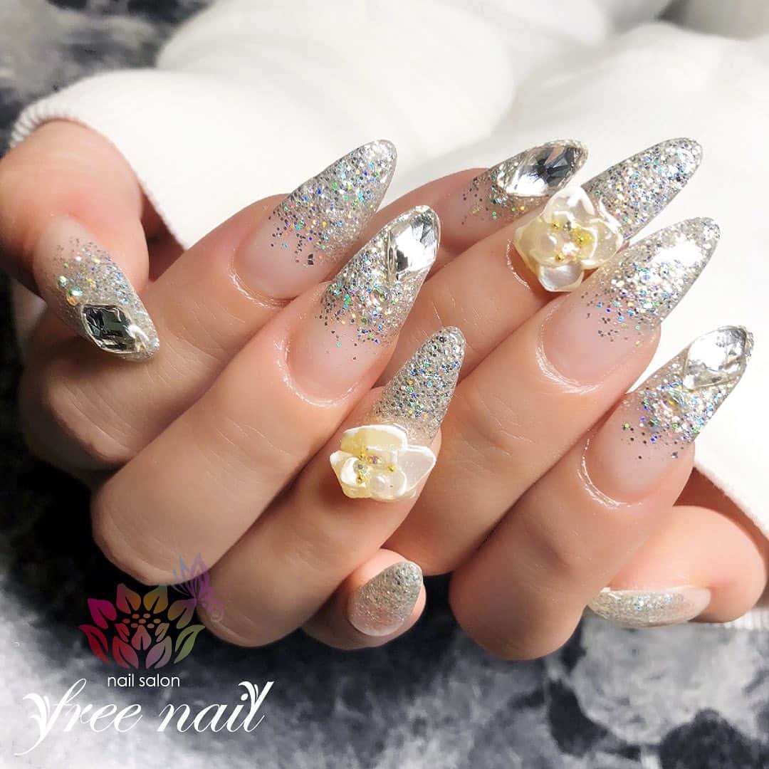 free nail フリーネイルのインスタグラム：「. お客様ネイル💅🏻⛸ . ラメグラロング💗 . 華やかパーツで豪華に🥂🌸💎✨ . ご来店ありがとうございました🙇🏻‍♀️🙇🏻‍♀️🙇🏻‍♀️💗 . #ネイルアート #ジェルネイル #ネイルサロン #大阪ネイルサロン #ネイルデザイン #ネイルチェンジ #ラメグラ #ラメグラデーションネイル #3dネイル #ダイヤストーン #グリッターネイル #ロングネイル #シルバーネイル #クリアネイル #デザインネイル #トレンドネイル #パーティーネイル #冬ネイル #winternails #nailsart #nailsdid #美甲 #日式美甲 #日式美甲胶 #日本美甲师 #日本美甲老师 #美甲上课 #日本胶 #フリーネイル #freenail」