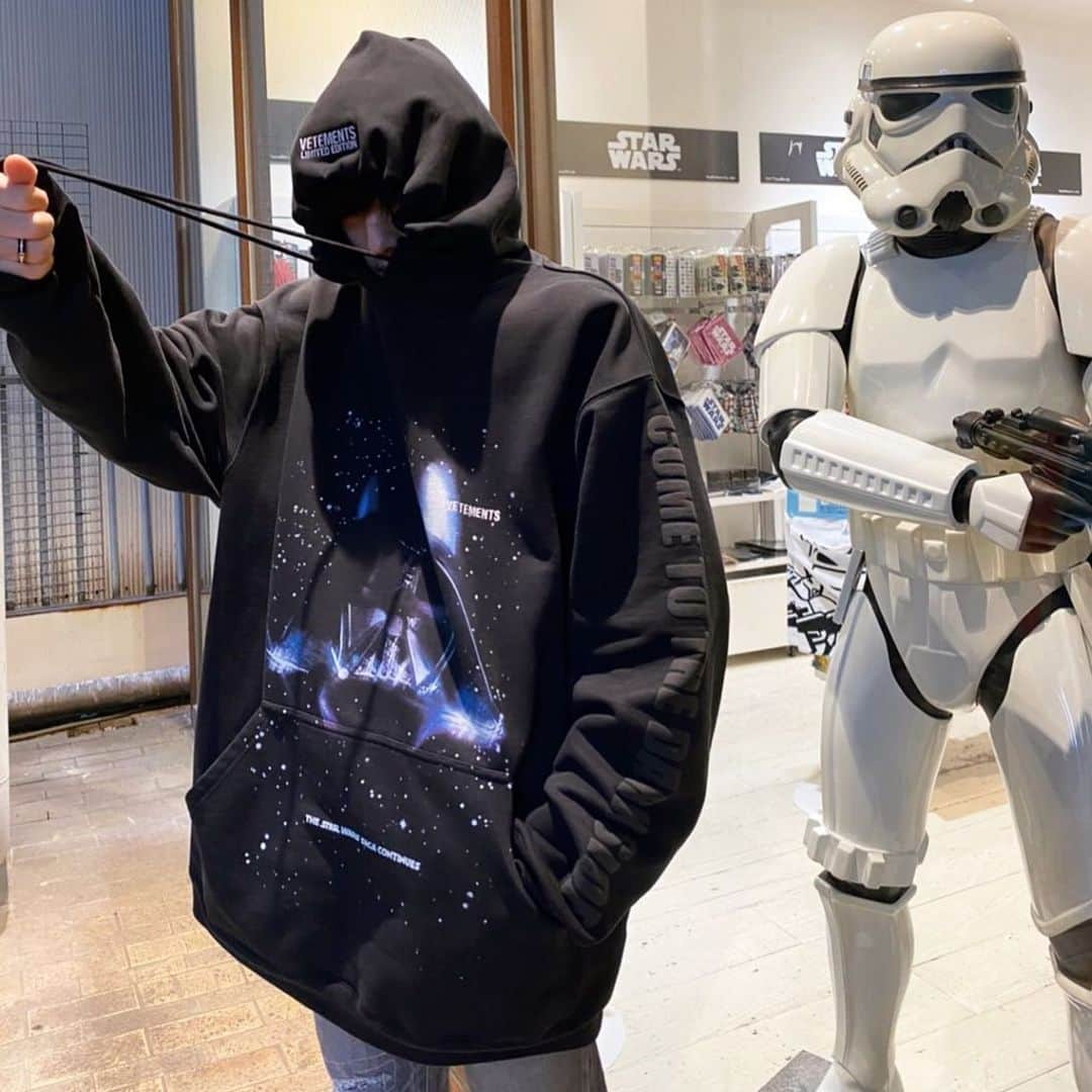 ヴェトモンさんのインスタグラム写真 - (ヴェトモンInstagram)「#VETEMENTSxSTARWARS LIMITED EDITION COLLECTION OUT NOW ONLINE & IN STORE!  SSENSE.COM, Online Worldwide Exclusivity  @ssense  ADDITION ADELAIDE, Japan @additionadelaide  AZZURRO DUE, The Netherlands @azzurrodue  BOON THE SHOP, Korea @boontheshop_cheongdam @boontheshop_men  BREUNINGER, Germany @breuninger  BOUTIQUE ROMA, Switzerland @boutiqueroma  CLUB 21, Thailand @club21 @club21thailand @siamdiscovery  FLANNELS, UK @flannelsman @flannelswoman  FOUR, The Netherlands @fouramsterdam  HARRODS, UK @harrods  IT, China @ithk  THE WEBSTER, USA @thewebster  TSUM, Russia @tsum_moscow @dlt_spb  VITKAC, Poland @vitkac  TAG #VETEMENTSxSTARWARS TO GET FEATURED  PIC: @hdsnkrs0516」2月7日 1時11分 - vetements_official