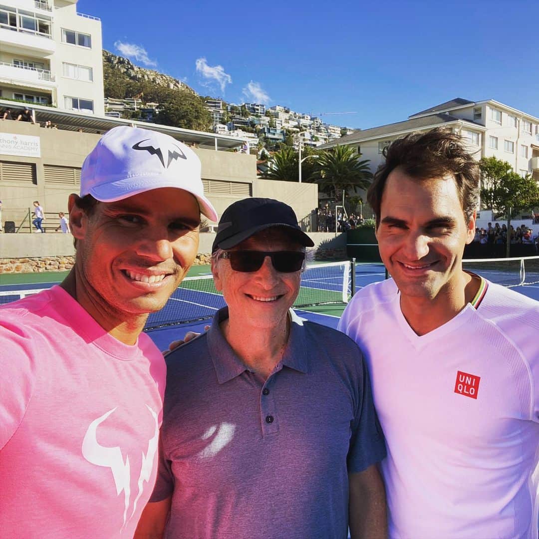 ロジャー・フェデラーさんのインスタグラム写真 - (ロジャー・フェデラーInstagram)「I can’t ever thank you enough for your support of the @rogerfederer.foundation 🙌 @thisisbillgates @rafaelnadal #epicselfie #matchinafrica」2月7日 1時07分 - rogerfederer