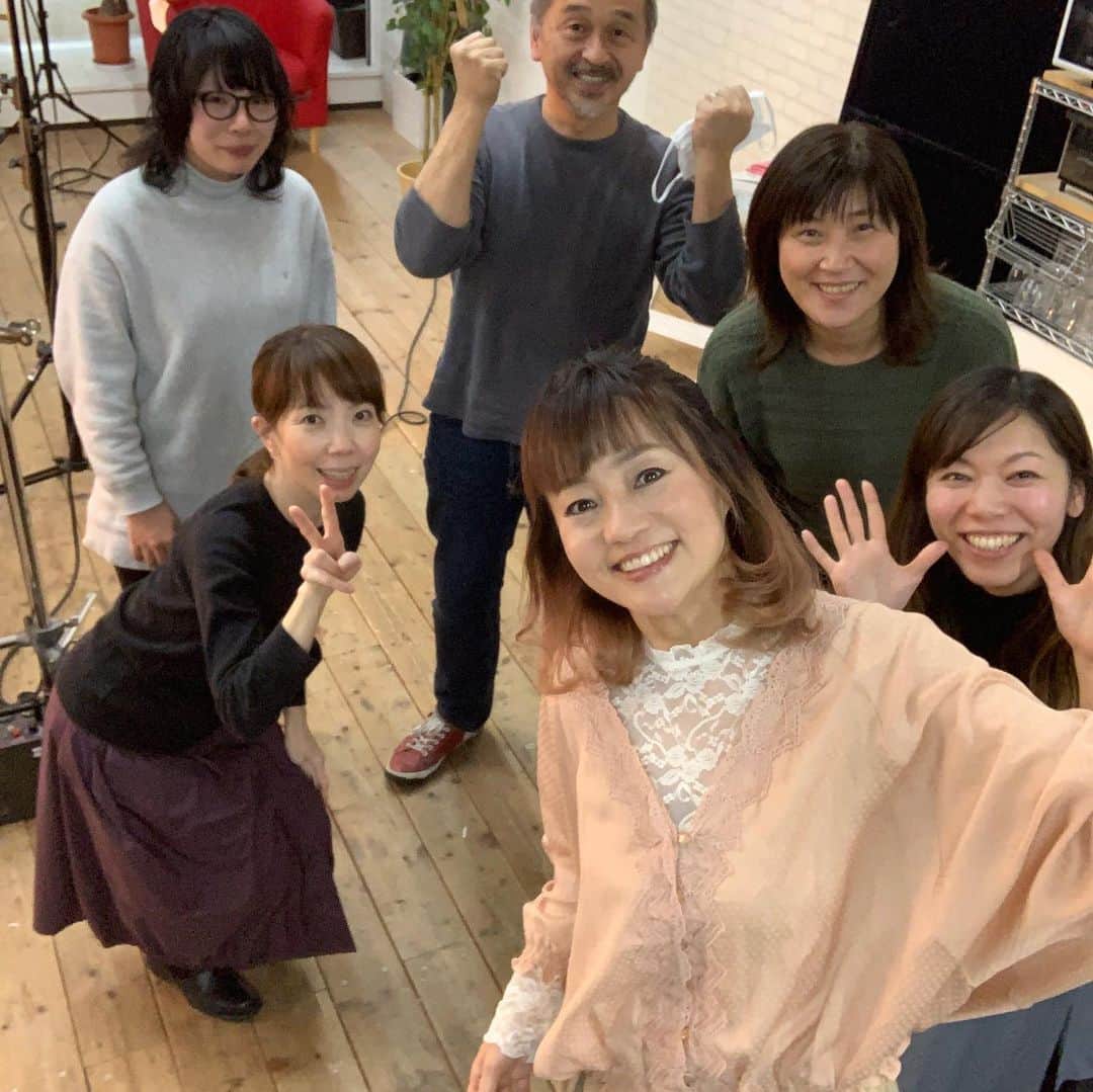 橋本志穂さんのインスタグラム写真 - (橋本志穂Instagram)「撮影行くまでは 外に出るのが不安でしたが 出かけてみたら 楽しかった^_^ #東京ラスク　の 春限定 #桜ラスク 箱のデザインは公募で学生さんのデザインが選ばれたそうです。」2月7日 1時19分 - shihohashimoto3