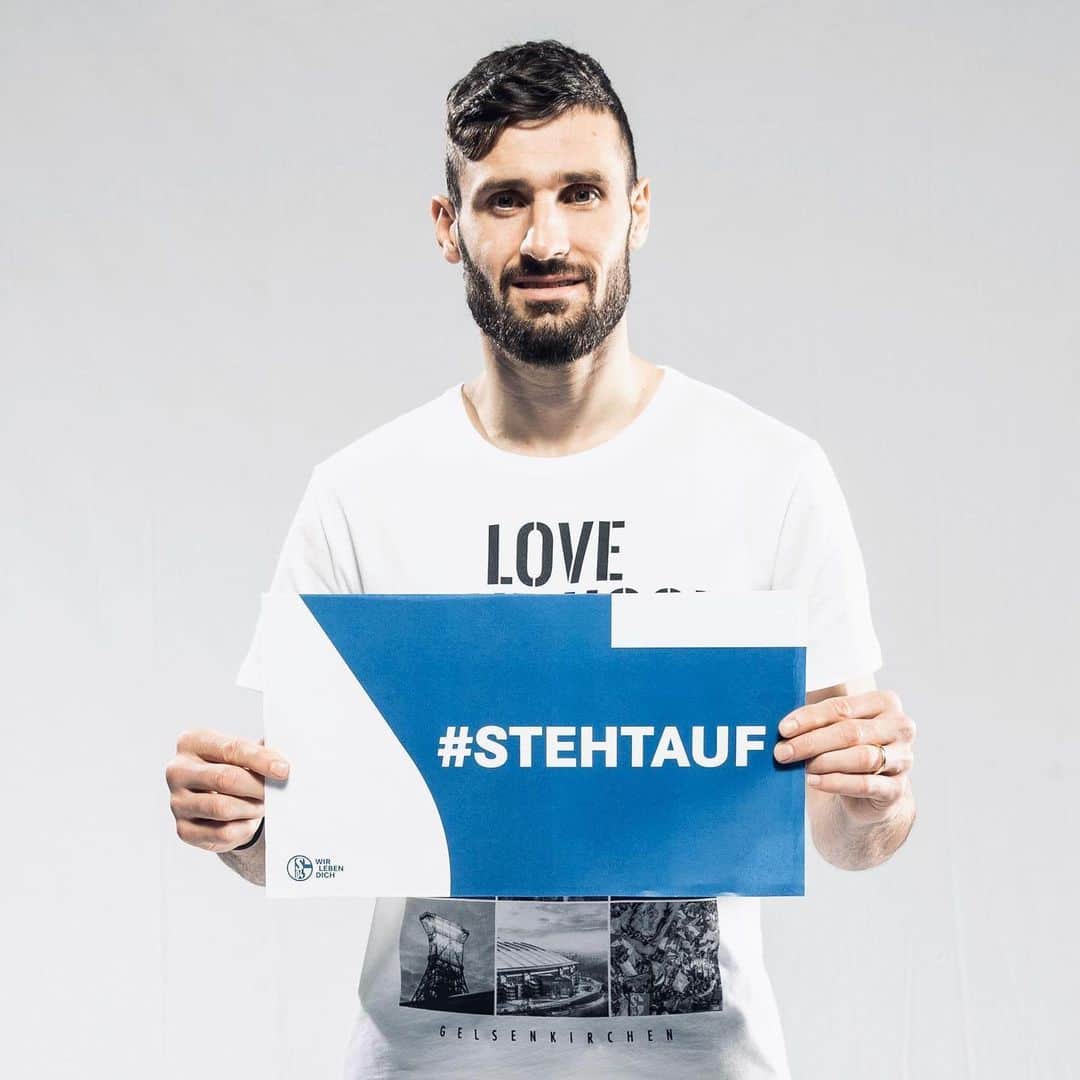 ダニエル・カリジュリのインスタグラム：「GEmeinsam gegen Diskriminierung @s04 @schalkehilft #STEHTAUF」