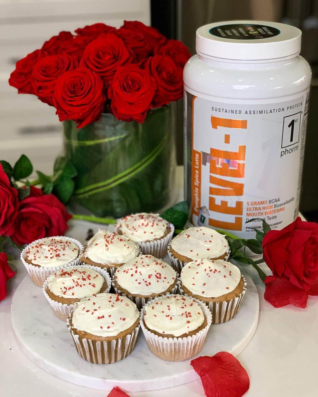 アナ・チエリさんのインスタグラム写真 - (アナ・チエリInstagram)「Make these Valentines Day Protein Cupcakes for your sweetheart! 🥰 or just make them for yourself because they are delicious!! PS I’m STUCK on this @1stphorm Pumpkin Spice Latte flavor!! I seriously hope it never goes away!!! SUPER easy recipe:  Duncan Hines Spice Cake 3 eggs Water Veggie Oil @1stphorm Level -1 Pumpkin Spice Latte ** take your protein scooper and remove 1 1/2 scoops of the cake mix. Add 1 1/2 scoops of the protein powder back in.  Follow directions on the box and add ingredients. Top with cream Cheese frosting!! 😋🍂🧁🌹🌹🌹 #iam1stphorm #1stphormrecipe #valentines」2月7日 1時31分 - anacheri