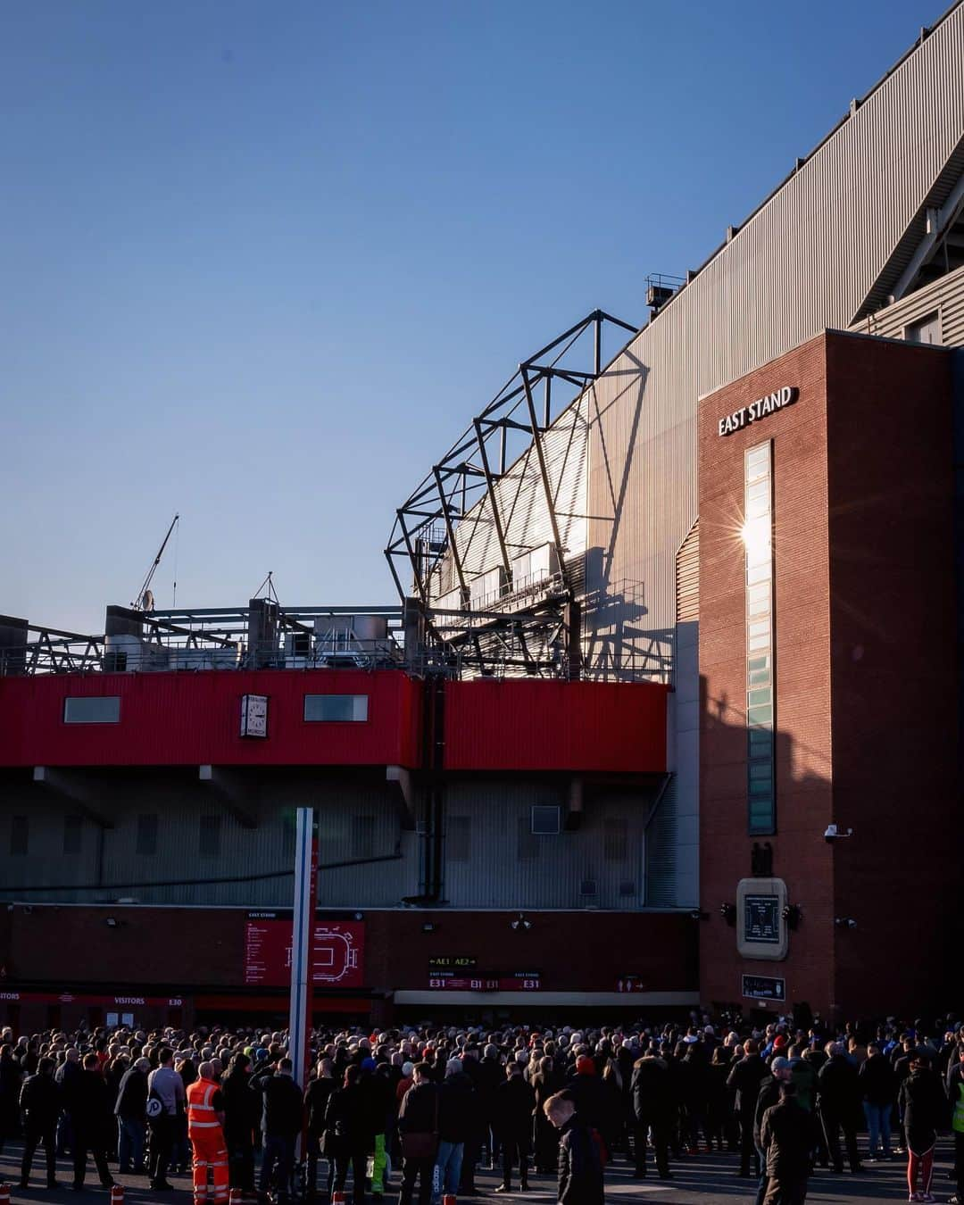 マンチェスター・ユナイテッドさんのインスタグラム写真 - (マンチェスター・ユナイテッドInstagram)「Poignant scenes at Old Trafford as we remembered the men we lost 62 years ago today.  #FlowersOfManchester」2月7日 1時32分 - manchesterunited