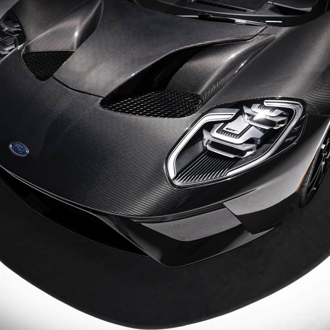 Fordさんのインスタグラム写真 - (FordInstagram)「ⓛⓘⓠⓤⓘⓓ ⓒⓐⓡⓑⓞⓝ ∙ On top of the newly available Liquid Carbon appearance option, the 2020 #FordGT is also improved with increased horsepower and upgraded engine cooling. ∙ *Liquid Carbon available summer 2020. ∙ #Ford #FordPerformance」2月7日 1時54分 - ford