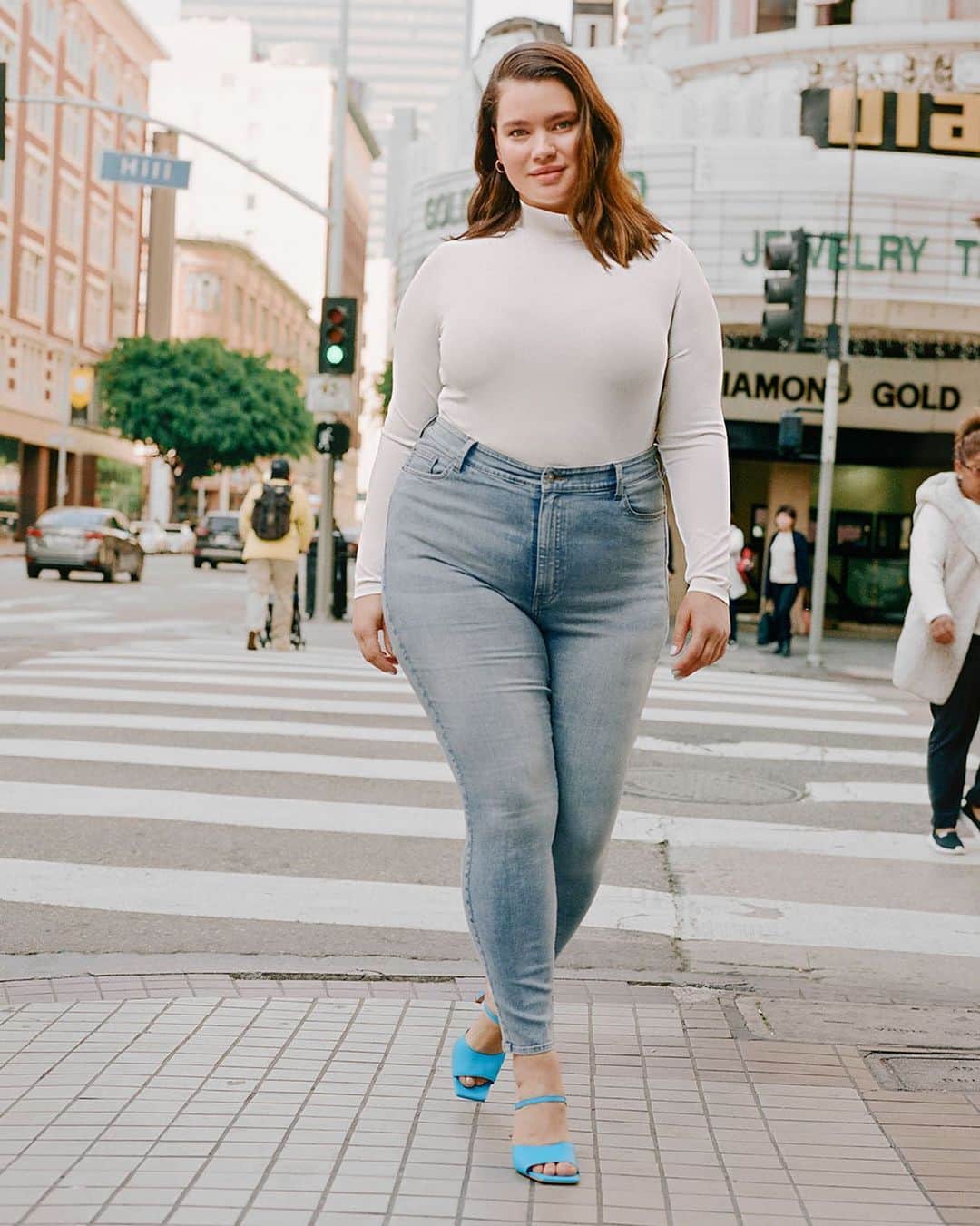 タラ・リンのインスタグラム：「These smart-stretch embrace jeans from @hm are like THE PERFECT HUG 💓 Over to you, @sonnyturner___ #HM #ad」