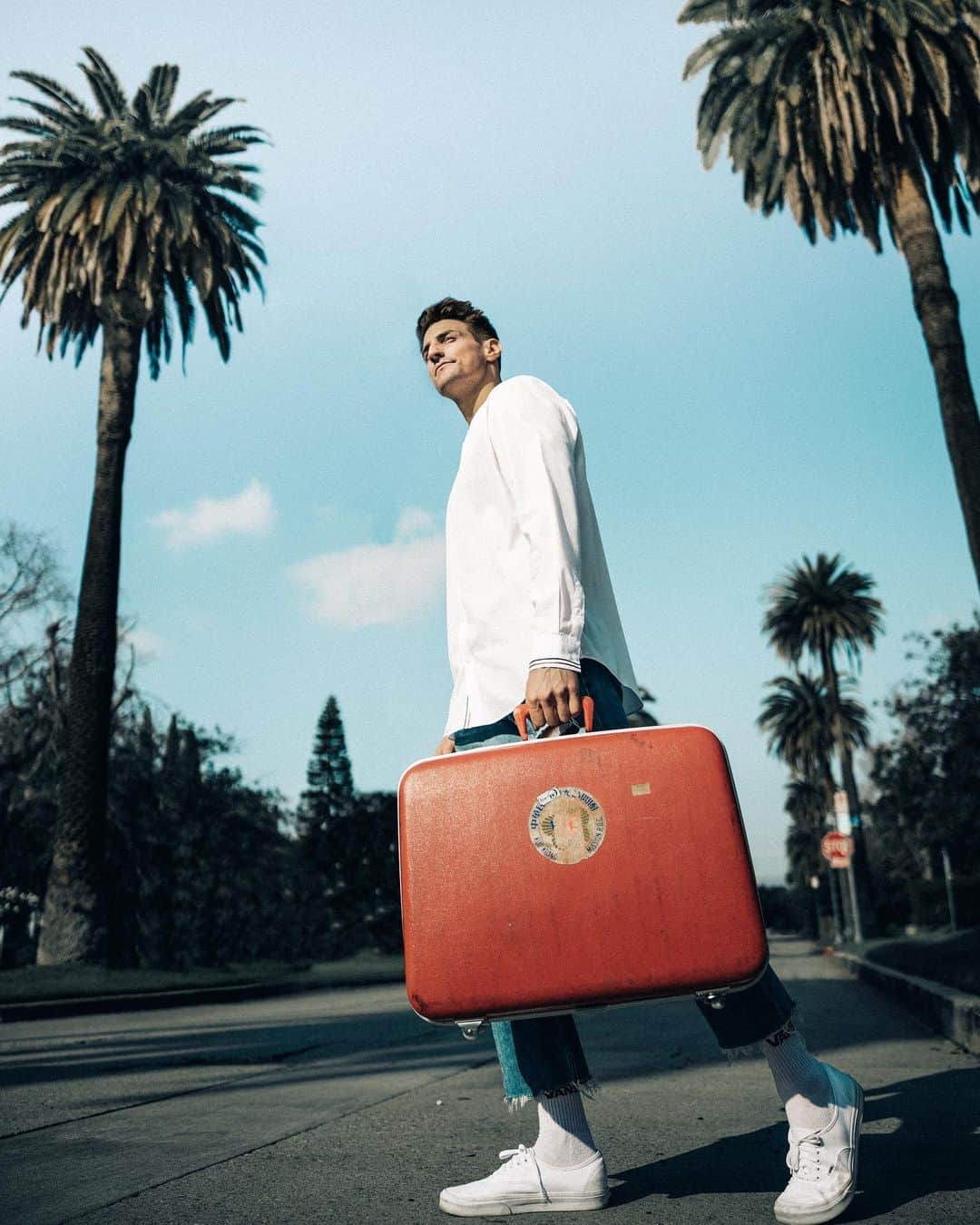 Mark Dohnerのインスタグラム：「i walk a lonely road 🧳🌴 if u don’t like Green Day then idk man... who recognizes the suitcase?! ♥️ #NoLoveInLA」