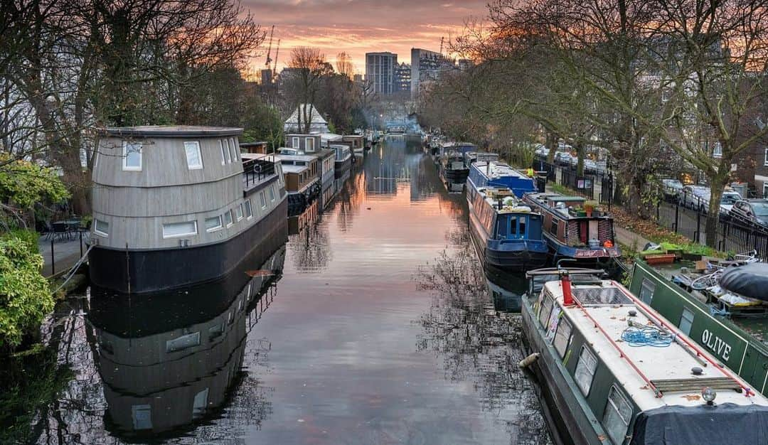 National Geographic Travelさんのインスタグラム写真 - (National Geographic TravelInstagram)「Photos by Charlie Hamilton James @chamiltonjames // Sponsored by @InterContinental // There’s no doubt London is a busy, sometimes chaotic, city. What’s interesting about it, though, is that it holds secrets and gems. Just take a left or a right down a street you’ve never heard of and you may discover something you never knew existed, like the colorful waterways of Little Venice or the Graffiti Tunnel in the vaults below Waterloo Station—a street photographer’s dream location. Or take a walk through one of the city’s numerous parks, where the sound of traffic dies away, and find yourself watching deer or feeding the swans. London is so green that it’s been named the world’s first National Park City. I spent a week photographing London in December. It was the first time I'd ever really turned a camera on the city I used to call home, and I explored it with a new direction to look beyond its icons in the hopes of finding some new ones. My advice: Next time you’re in London, take a wrong turn and see where you end up. // With every journey you take, enhance your stay with @InterContinental Hotels & Resorts for an unforgettable experience. #InterContinentalLife」2月7日 2時10分 - natgeotravel