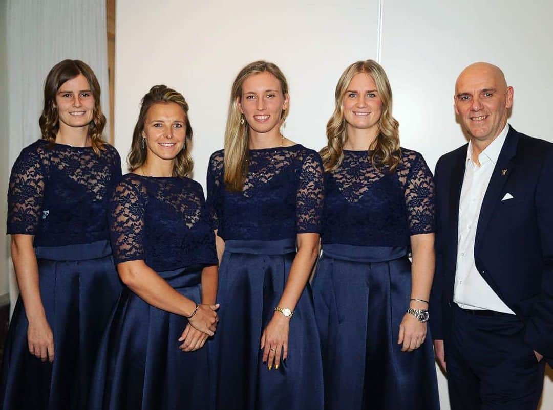 キルステン・フリプケンスのインスタグラム：「Official Fed Cup dinner with our Team 🇧🇪 #fedcup #teambelgium #notmydailyoutfit🤭」