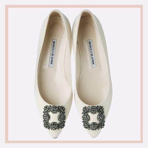 エル・マリアージュのインスタグラム：「#weddingshoes ✨👰✨歩きやすくて疲れ知らず、それでいておしゃれ心も忘れない“ヒール低め”のブランドシューズをピックアップ。軽やかな足元で、笑顔あふれる一日を過ごして😉💕 .. .. 1 :「ハンギシ」（H1㎝）¥148,000 ／マノロ ブラニク  2 :  バレエシューズ（H1㎝）¥74,000 ／シャネル  3 :  シューズ ¥80,000 ／ジミー チュウ  4 :「ゴメッティーヌ」（H2.5 ㎝）¥79,000／ロジェ ヴィヴィエ  5 :「Coco」（H3.5㎝）¥103,000 ／ザ・ロウ  6 :「ディオール ソヴァージュ」（H0.5㎝）¥105,000 ／ディオール  7 :  シューズ¥141,000 ／クリスチャン ルブタン  8 :「sr 1」（H0. 5㎝）¥105,000（カスタマイズ価格）／セルジオ ロッシ  9 :  ローファー（H2.5㎝）¥168,000（オーダー価格）／ジェイエムウエストン .. Photo HITOSHI FUJIMAKI (flame) Styling ERIKO MORISO .. #ellemariage #エルマリアージュ #2020春婚 #2020冬婚 #2020夏婚 #2020秋婚 #日本中のプレ花嫁さんと繋がりたい #ellebride #踊れる靴 #fashionbride #ウエディングシューズ #フラットシューズ #続きは最新号で💕」