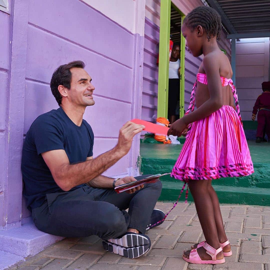 ロジャー・フェデラーのインスタグラム：「Incredible visit to Namibia to see our future education initiatives in this incredible country. Children are tomorrow’s future. 🇳🇦 @rogerfederer.foundation #education」
