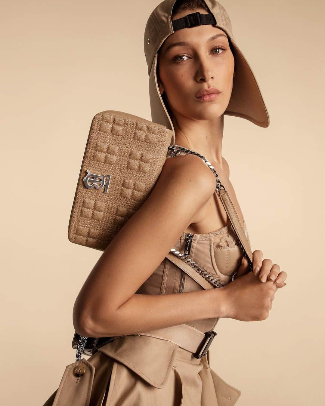 Burberryさんのインスタグラム写真 - (BurberryInstagram)「Introducing Evolution, the new #BurberrySpringSummer20 campaign shot by #InezAndVinoodh . Wrapped in layers of iconic #BurberryBeige, #BellaHadid wears our new #LolaBag - accented by the #ThomasBurberryMonogram motif . #BurberryGeneration」2月6日 17時34分 - burberry