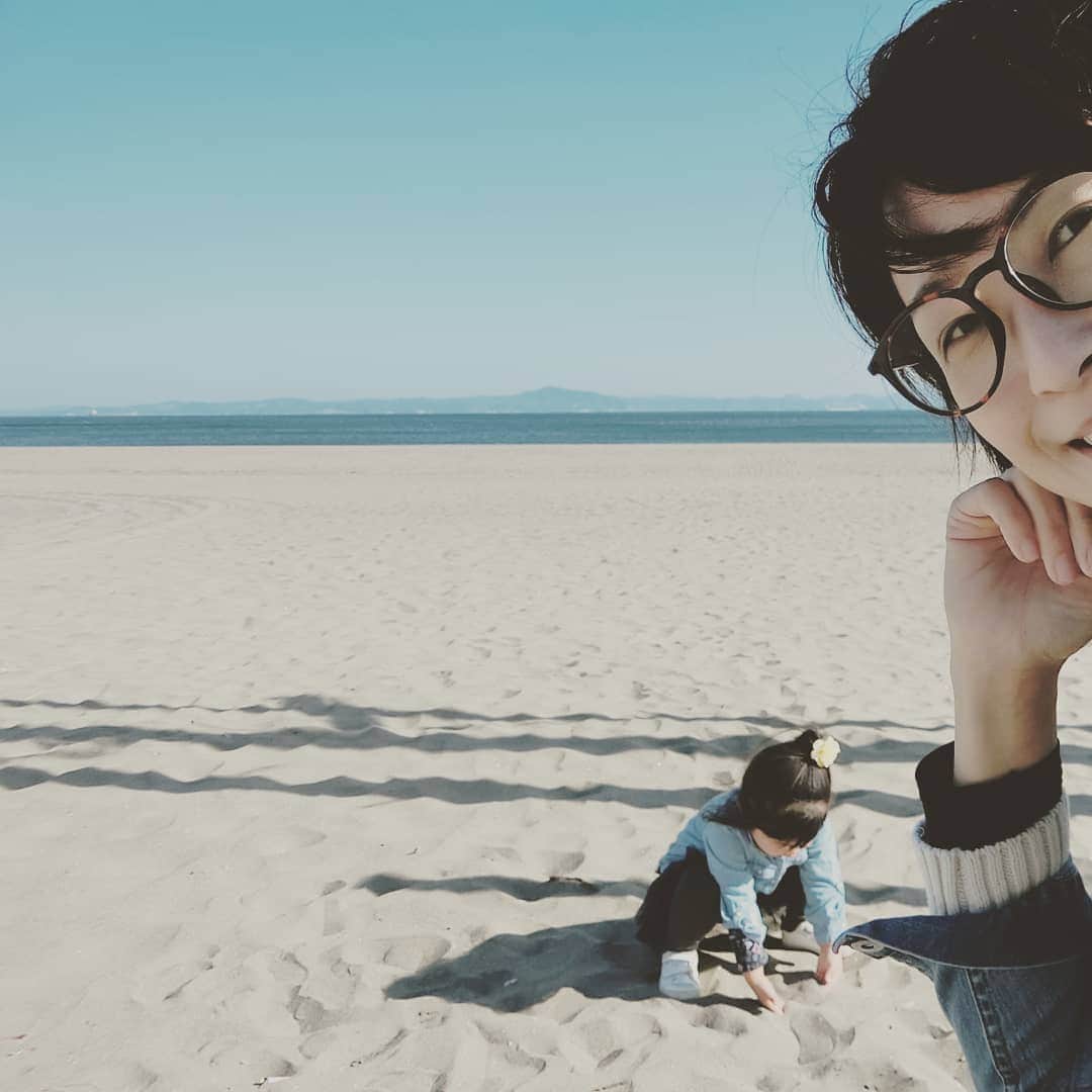 三枝亜紀のインスタグラム：「. . 思い立って向かったのは、三浦海岸。 . . 河津桜と菜の花が咲く中（写真ないけどっ）、お散歩して海岸で遊んで、旅気分(*^^*) . . #三浦海岸  #三浦海岸桜まつり」