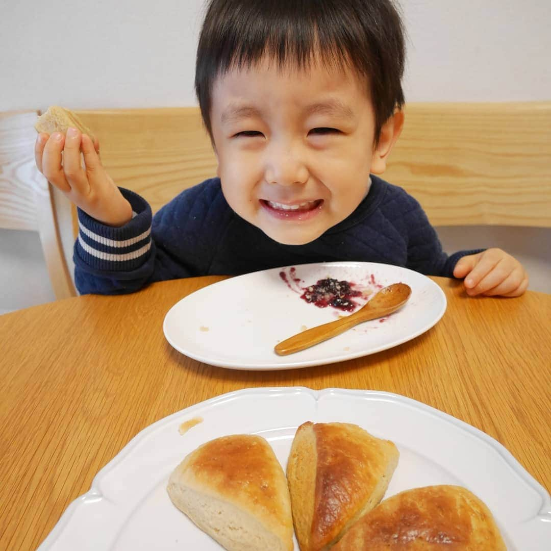 本仮屋リイナさんのインスタグラム写真 - (本仮屋リイナInstagram)「焼きたてスコーンの芳ばしさたるや！🍞しあわせ！ 息子は、目をまーるくして「なにこれ！ふわふわ！おいしい！」とパクパク食べてくれました🤗 ふわふわの秘密は、イーストじゃなくて、天然酵母なところ😏✨気付いてくれてうれしい❤️❤️❤️ #パティスリーイナ #天然酵母 #スコーン #nosugar #nomilk #noeggs」2月6日 17時42分 - riina_motokariya