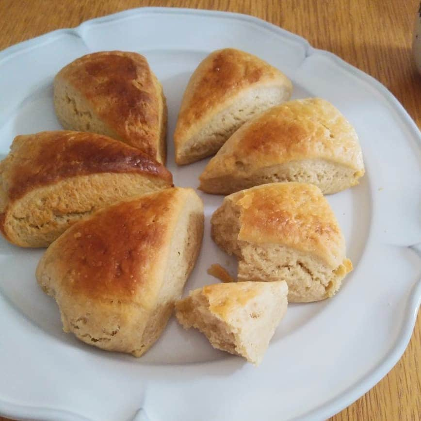 本仮屋リイナさんのインスタグラム写真 - (本仮屋リイナInstagram)「焼きたてスコーンの芳ばしさたるや！🍞しあわせ！ 息子は、目をまーるくして「なにこれ！ふわふわ！おいしい！」とパクパク食べてくれました🤗 ふわふわの秘密は、イーストじゃなくて、天然酵母なところ😏✨気付いてくれてうれしい❤️❤️❤️ #パティスリーイナ #天然酵母 #スコーン #nosugar #nomilk #noeggs」2月6日 17時42分 - riina_motokariya