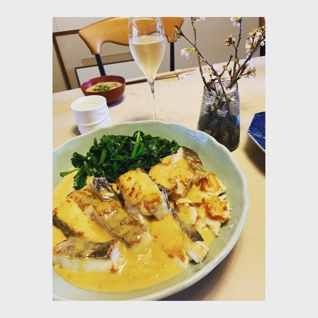 須黒清華さんのインスタグラム写真 - (須黒清華Instagram)「1月のお料理教室🍽✨ ・粕汁 ・鱈のムニエル クリームソース ・しらすとネギの卵焼き ・牛肉春巻き ・長芋のサラダ どれも野菜たっぷりで身体に優しく、簡単でとっても美味しい😍 . 特に鱈のムニエルは絶品でした✨ なんと‼︎生クリームにウスターソースを加えるだけっ‼︎ クリームのまろやかさと酸味が鱈にぴったり‼︎ . 早速お家でも実践✨ 白ワインに合わせるのがおススメです🥂 #料理教室 #cooking #ワイン #ムニエル」2月6日 17時44分 - sayaka_suguro