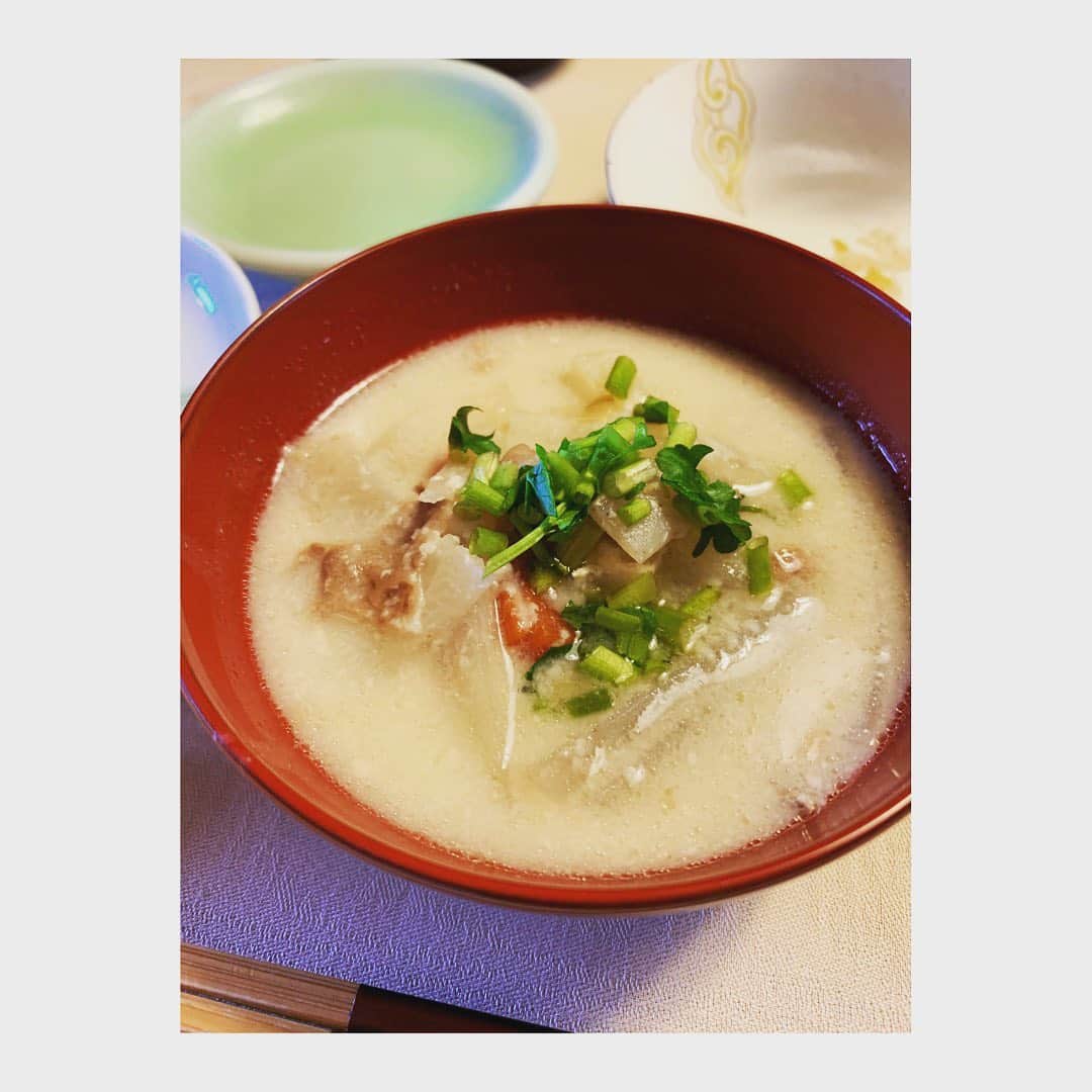 須黒清華のインスタグラム：「1月のお料理教室🍽✨ ・粕汁 ・鱈のムニエル クリームソース ・しらすとネギの卵焼き ・牛肉春巻き ・長芋のサラダ どれも野菜たっぷりで身体に優しく、簡単でとっても美味しい😍 . 特に鱈のムニエルは絶品でした✨ なんと‼︎生クリームにウスターソースを加えるだけっ‼︎ クリームのまろやかさと酸味が鱈にぴったり‼︎ . 早速お家でも実践✨ 白ワインに合わせるのがおススメです🥂 #料理教室 #cooking #ワイン #ムニエル」