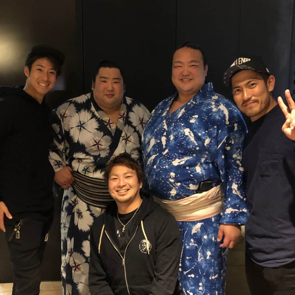 田島慎二さんのインスタグラム写真 - (田島慎二Instagram)「写真は2018年の春 年に何回か食事を一緒に行かせてもらってる徳勝龍関が優勝したからなにかお祝いしなきゃと思ってます。 優勝した瞬間、インタビュー感動したな〜 またお会いできるの楽しみにしてます😆 #大相撲 #初場所 #優勝 #徳勝龍誠 #横綱 #稀勢の里寛 #荒磯親方 #中日ドラゴンズ #祖父江大輔 #伊藤準規 #田島慎二」2月6日 17時48分 - taji.12