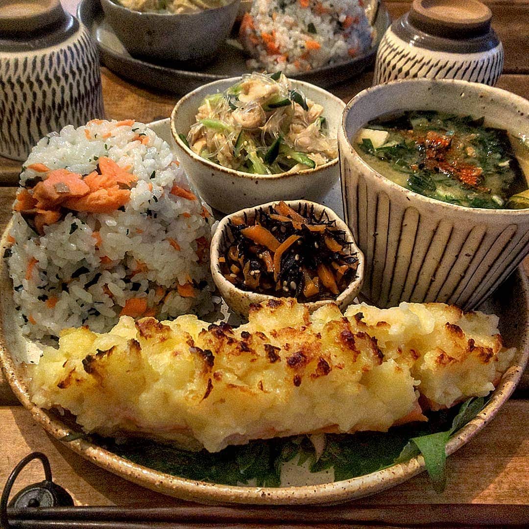 meeのインスタグラム：「おこんばんは😊  今日は私が用事があるのでバタバタ作った早めの夜ご飯🍚🍴 ＊鮭のポテト焼き ＊ささみときゅうりの春雨サラダ ＊焼き鮭とワカメの混ぜご飯 ＊ひじきと人参のきんぴら ＊味噌汁  では、いただきます😋✨」