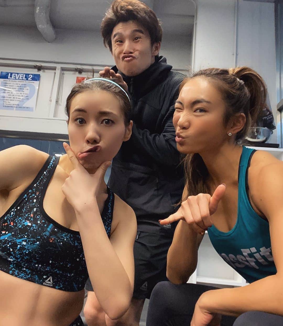 Aya（小山内あや）さんのインスタグラム写真 - (Aya（小山内あや）Instagram)「いえい🤘🏻⚡️ ねえ、パパの変顔🤪😂www これテーマは何だろう🤣🤔❓❓ @akiyoshi0630nakao  @riisa1018naka」2月6日 17時49分 - aya_fitness