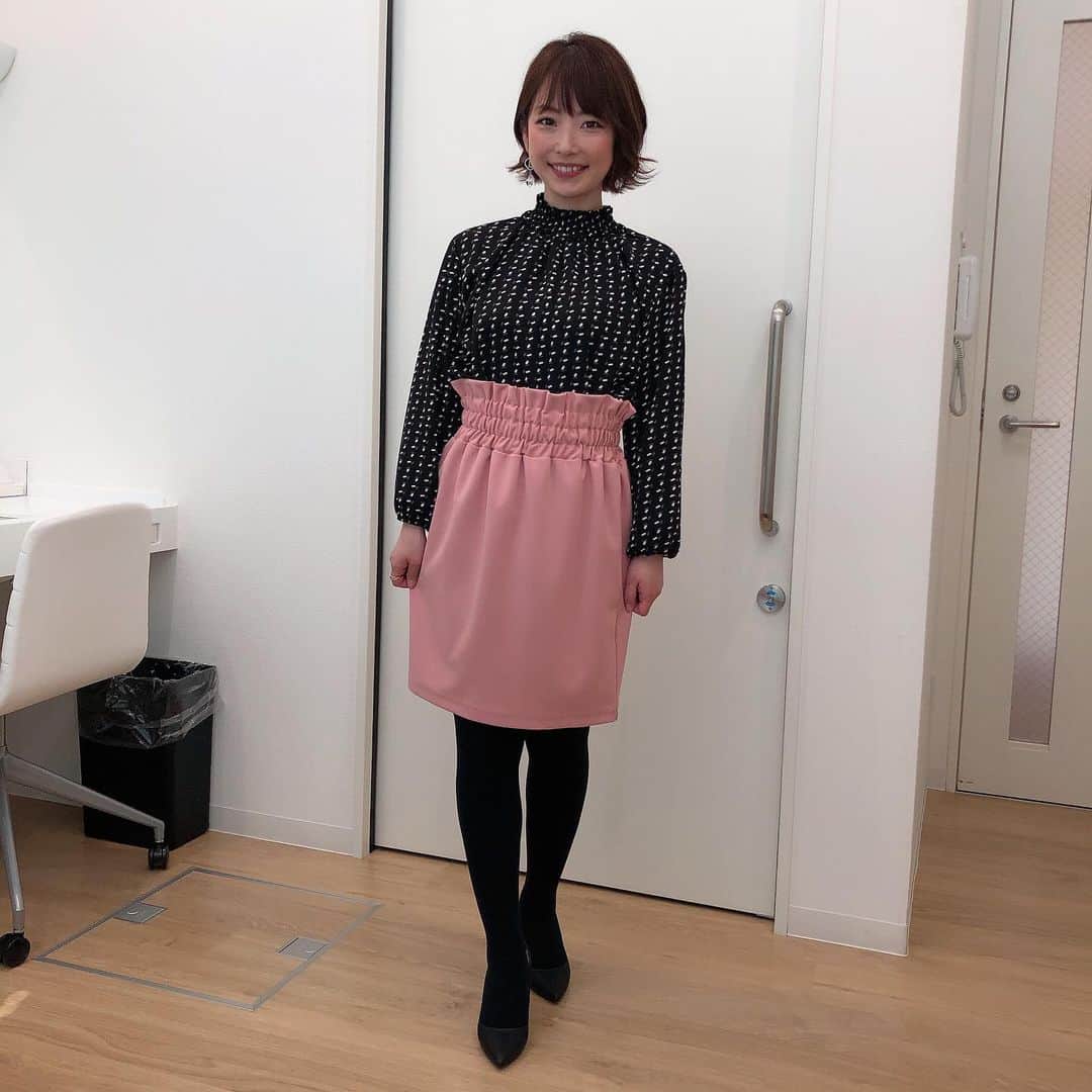 奈良岡希実子のインスタグラム：「ミヤネ屋でした😊 #ピンクのスカート好き #膝上は久しぶり」