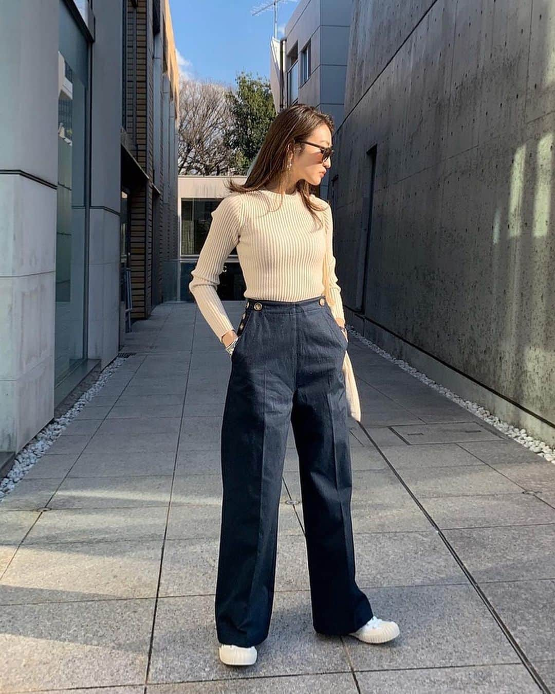 金子麻貴さんのインスタグラム写真 - (金子麻貴Instagram)「買ってから数ヶ月出番のなかった @zara のショート丈トップス。短すぎてあわせるものに困ってたけどハイウェストのマリンパンツでやっと着れる日が来ました😂❤️ .  マリンパンツの後ろデザインとゴムの感じは写真だと分かりにくいので動画で。ゴムは柔らかめでこれくらい伸びます☺️私はSを着ています。ご参考までに💕 . #fashion#zara#regleam#acnestudios#celine#ザラ#リグリーム#マリンパンツ#スニーカー#アクネ#スニーカーコーデ#シンプルコーデ#ママコーデ」2月6日 17時59分 - mtmmaki