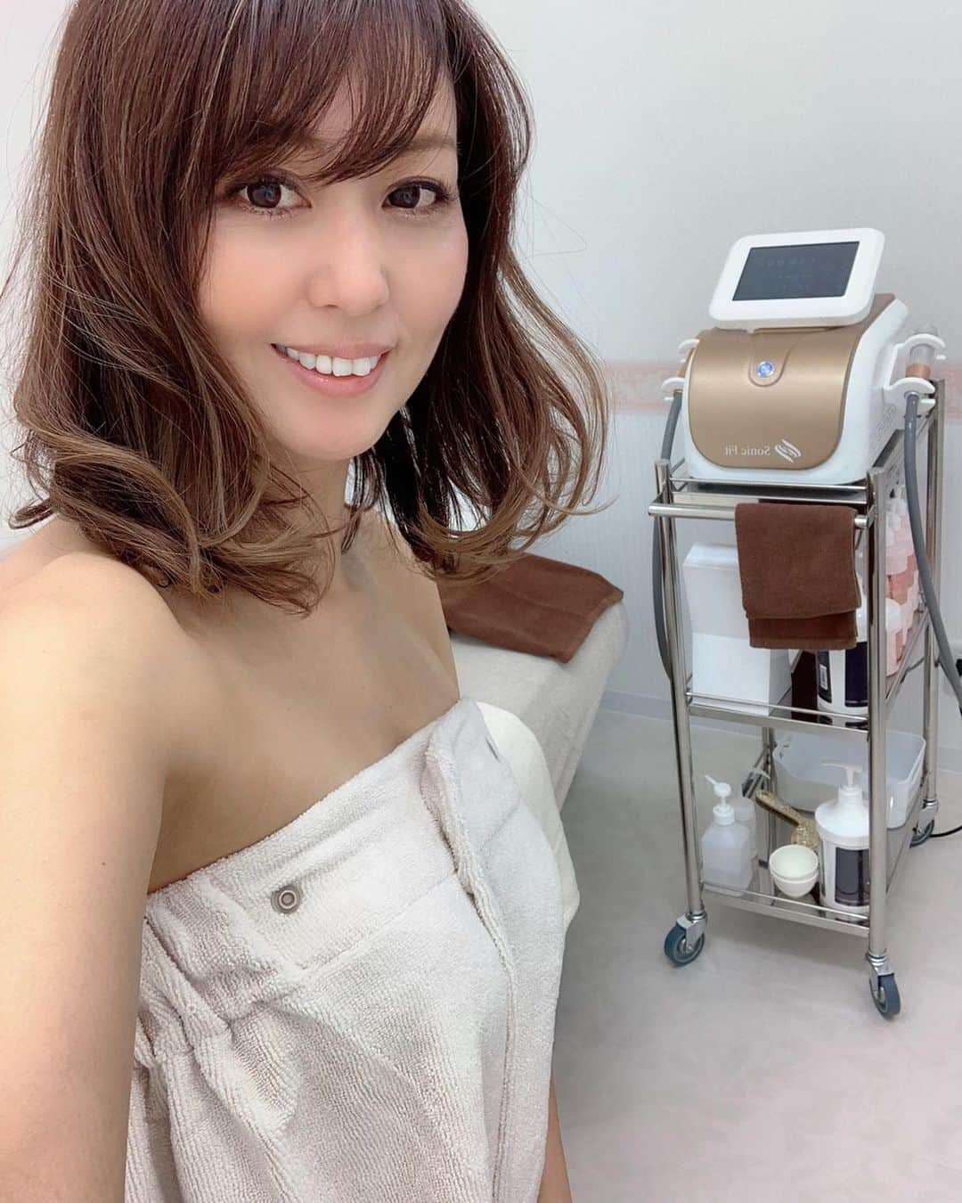 ikuさんのインスタグラム写真 - (ikuInstagram)「こんばんは♡ おつかれさま♡ ・ 先日2回目の施術に行ってきました！ ・ #ソニックフィット  @rilleeon.osaka ・ 一回目の写真と二回目の写真の違いにびっくりしました！ そんなに私たるんでた？😂 今回も更にリフトアップ感じた😍持続できるのがほんとに嬉しい！そんなエステないよね～✨ 痛みもないからまたまた気づけば寝ちゃってた笑 ・ ・ ☆日本初上陸の最新美容マシン ☆ハイフを超えると言われてるリフトアップ効果 ☆痛みもダウンタイムもほぼなし ☆日本でソニックフィットを受けれるのはリリーオンと系列店のみ ・ 気になる方はこちらから  @rilleeon.osaka ・ また3月に予約してきました😊✨ #リリーオン#リリーオン大阪#小顔#リフトアップ#大阪#アラフィフ#アラフィフ女子#エステ#ソニックフィット#美意識#美魔女#美は一日にしてならず #美容#美顔#osakajapan #japanese #japanesegirl #me#photo#photogallery」2月6日 17時59分 - cheriee515