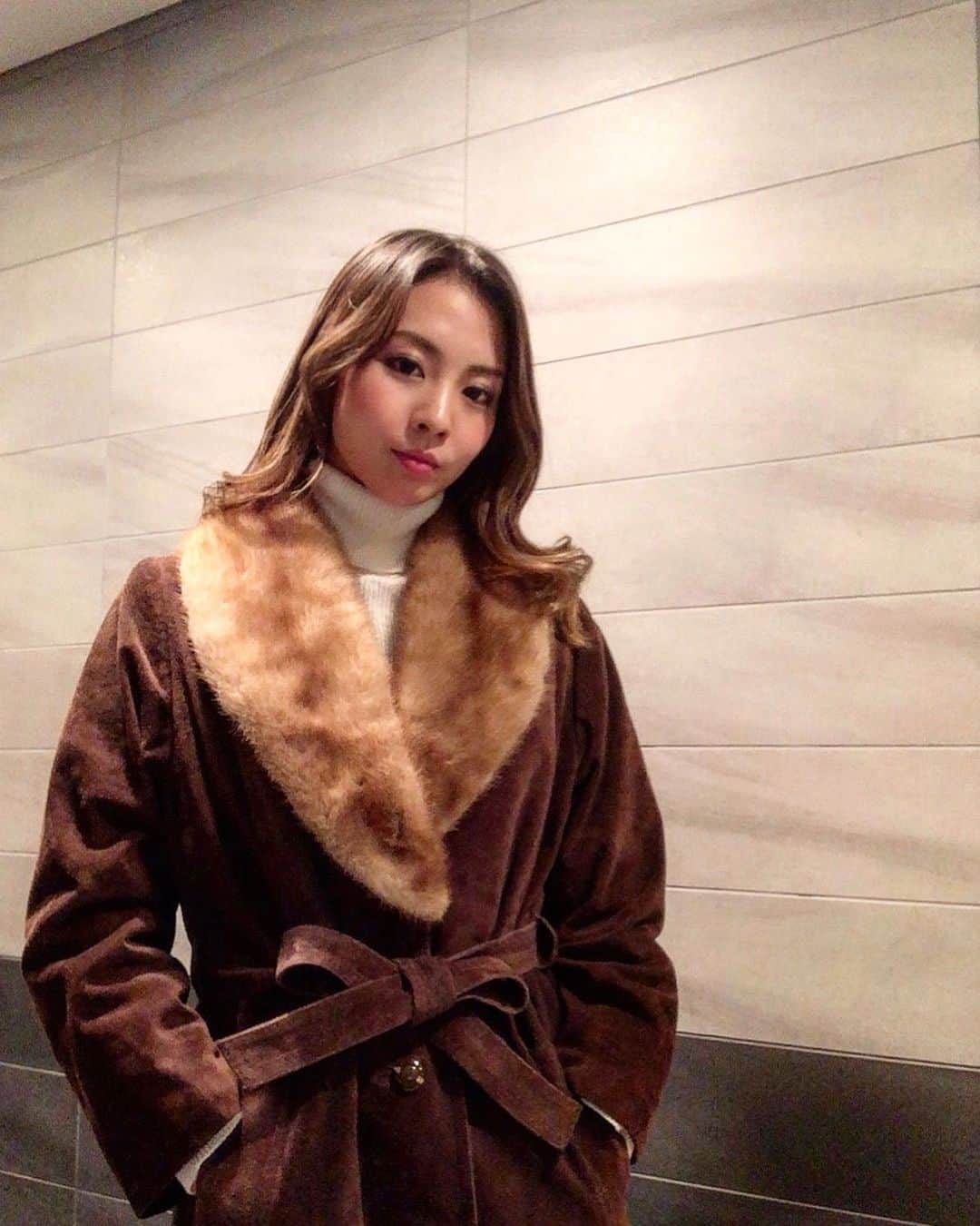 矢吹世奈のインスタグラム：「・ おばあちゃんからのおさがりコート🧥🤎 ブログも読んでくださいね✨ #おさがり#アメブロ#矢吹世奈」