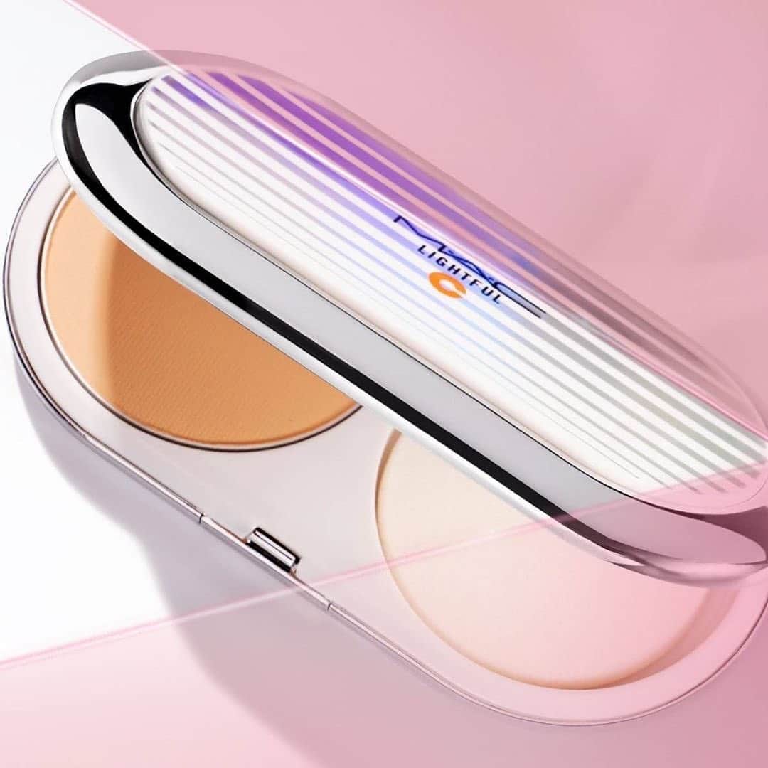 M∙A∙C Cosmetics Japanのインスタグラム：「ㅤ ライトフル C シリーズで手に入れる、スポットライトをフルに浴びたような輝くツヤ肌✨ 透明感のあるツヤマット肌を演出する「ライトフル C+ SPF 30 ファンデーション」をチェックして。  ㅤ 【期間限定キャンペーン開催中】お好きなファンデーション製品を含む8,250円(税込)以上お買い上げの方にはオリジナルLEDミラー(数量限定)をプレゼント🎁LEDミラーはスワイプして2枚目をチェック👉  ㅤ ㅤ ※なくなり次第終了。プレゼントが在庫切れになった場合、在庫切れのプレゼントはお渡し出来ませんのでご了承ください。 ※プレゼントはM・A・C公式オンラインショップ、店頭共にお1人様1会計につき1個までとなります。 ※M・A・C公式オンラインショップにおいて、プレゼントがショッピングカートに表示されますのでご確認ください。ショッピングカートに表示されない場合は、在庫切れとなります。  ㅤ ㅤ #MACLightfulC #SpotlightReady #MACライトフル #MACCosmeticsJapan #MACコスメ #MACCosmetics #コスメ #メイク #ファンデ #ファンデーション #パウダーファンデーション  #ベースメイク #カバー力 #ツヤ肌 #ツヤ #テカらない #makeup #basemakeup #cosmetics #foundation #beauty」