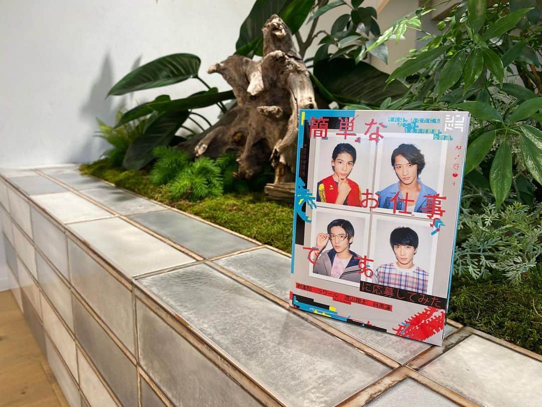 日本テレビ 深夜ドラマ「簡単なお仕事です。に応募してみた」のインスタグラム：「‪#簡単なお仕事ですに応募してみた DVD&Blu-ray BOXの発売まで‬あと7日‼️‬﻿ ﻿ #ヤバ怖メモリー カウントダウン スタートです✨﻿ ﻿ ‪皆さまにお届けする前の「最終チェックする大切なお仕事」も終え #出荷準備完了🚛‬﻿ あとは 全国へ 運ぶお仕事を残すのみ。﻿ ﻿ ‪あまりの可愛さに📸‬ ﻿ ‪#ヤバ怖 グッズも後日紹介⛄‬﻿ ‪来週2月12日(水)発売！‬﻿ ﻿ ‪#SnowMan ﻿ ‬#岩本照 #ラウール #渡辺翔太 #目黒蓮﻿ ‪#映えへの飽くなき探究心‬﻿ ‪#もうすぐ4人に会える‬🐵🍑🐦🐶 #モモくん何者⁉️ がなつかしいですね...」