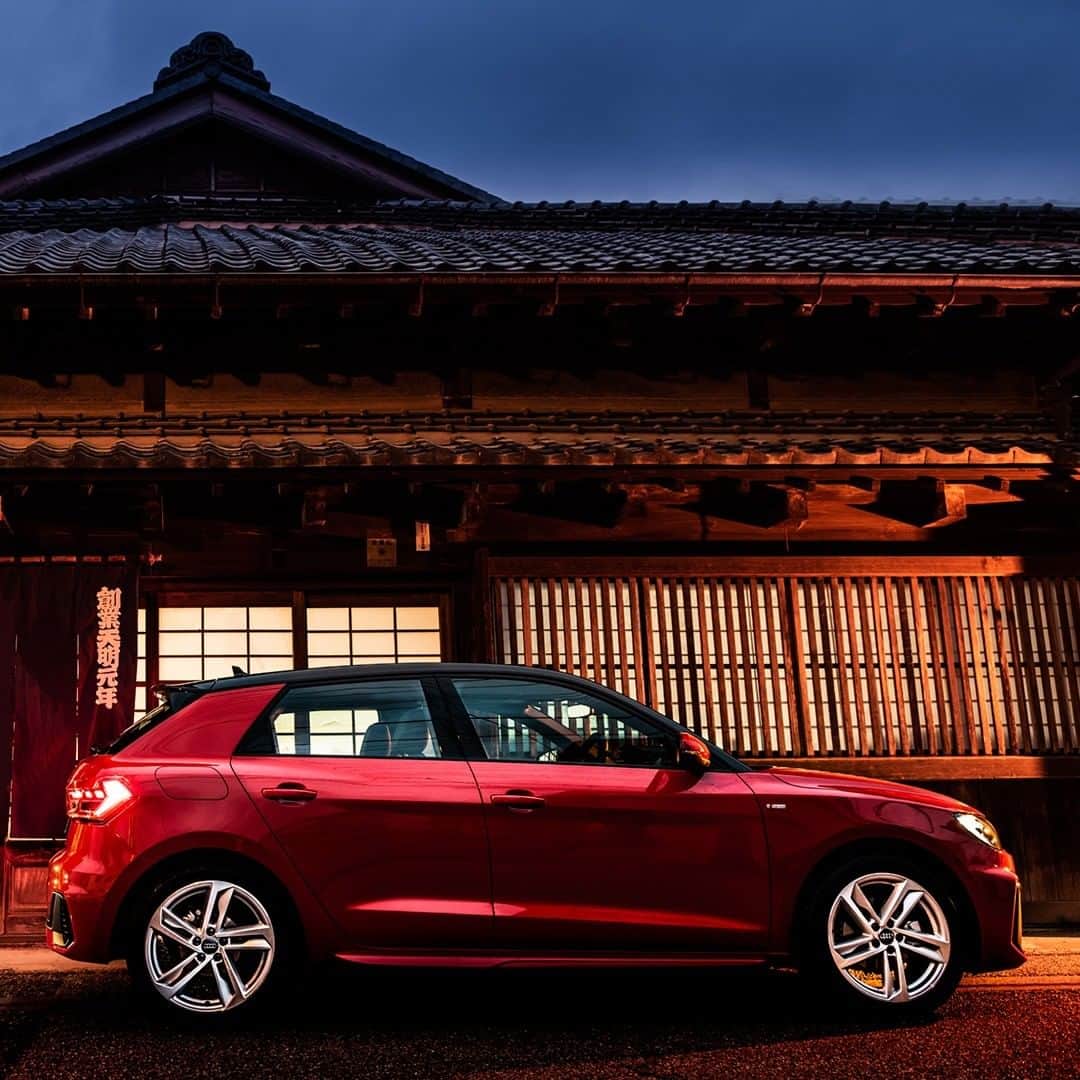 Audi Japan Sales / アウディジャパン販売さんのインスタグラム写真 - (Audi Japan Sales / アウディジャパン販売Instagram)「取り回しの良いコンパクトなボディとスタイリッシュなインテリアの #AudiA1 で、情緒あふれる街並みをゆるりとお散歩。  現在 #AJS では「Audi Compact Luxury Fair」を実施中。期間は2月16日(日)まで。 @audi.japan.sales  #Audi #A1Sportback #MyAudi #Audistyle #car #アウディ #ショッピング #ドライブ #車 #愛車 #外車 #ドイツ車 #車好き #車好きな人と繋がりたい #アウディ女子 #車好き男子」2月6日 18時00分 - audi.japan.sales