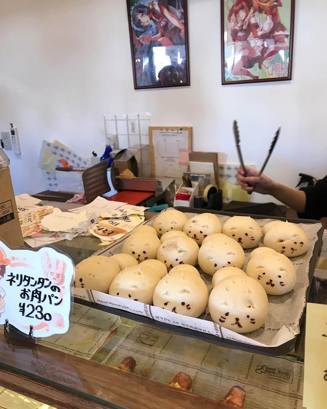 のインスタグラム：「・ 先日、メイドインアビスとのコラボでパン屋さんに行ってきた💓 手のひらサイズのネリタンタンのパン可愛すぎる🥐🥰 人気すぎてお店に入るのに30分くらい並んだ！ ほとんど売り切れだったけど私の目の前でネリタンタンが新しく出来上がったものを補充された！😆 美味しかった🥐🍞 ・ ・ ・ ・  #メイドインアビス #メイドインアビス深き魂の黎明 #パン屋 #兎座 #兎座lepus #ウサ色 #ナナチ #ネリタンタン  #パン #パン好き #🍞 #🥐」