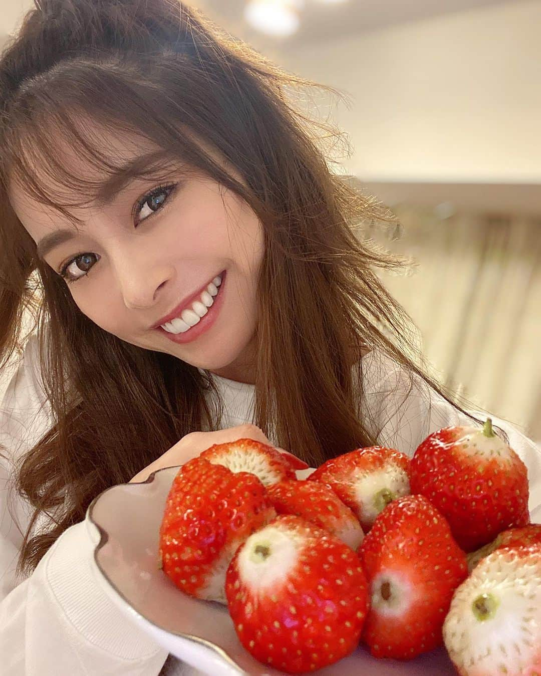 得あゆさんのインスタグラム写真 - (得あゆInstagram)「毎日いちご🍓 今年もスカイベリー食べたい いろんな品種食べたいっ🍓🍓🍓 ・ ・ ・ ・ ・ ・ ・ ・ ・ ・ ・ ・ #いちご#苺#いちご狩り#おやつ#スイーツ#夜ごはん#美味しい#甘い#とちおとめ#グルメ#食べ歩き#デザート#ストロベリー#おうちごはん#おうちカフェ#自撮り#ヘルシー#ダイエット#オトナ女子#ヘアスタイル#ナチュラルメイク#パジャマ#スウェット#フルーツ#pajamas#sweat#strawberry#fruits#myroom#japanesegirl」2月6日 18時01分 - tokuayu819