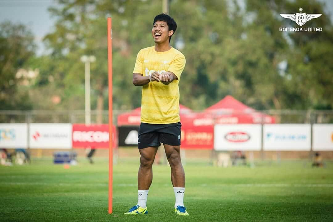 ジャキットのインスタグラム：「ทำแล้วเสียใจ ยังดีกว่า เสียใจแล้วไม่ได้ทำ⚽️👊🏽💪🏽🙏🏼😘👍🏼 #คิดถึงคนบนฟ้า #เวชภิรมย์ #bangkokunited #mizunothailand #JW31 #IDIN」