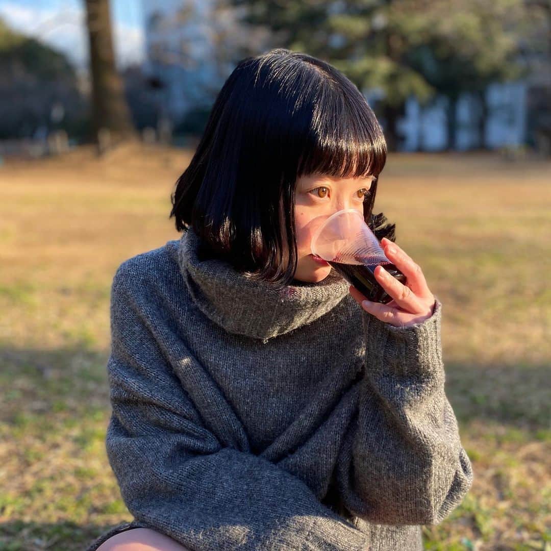 小鳥遊しほのインスタグラム：「‪すこし暖かかった某日のピクニック。眼球は夕陽を浴びるといい色になる。iPhone11のカメラはいい。‬すっぴんは気持ちいい。」