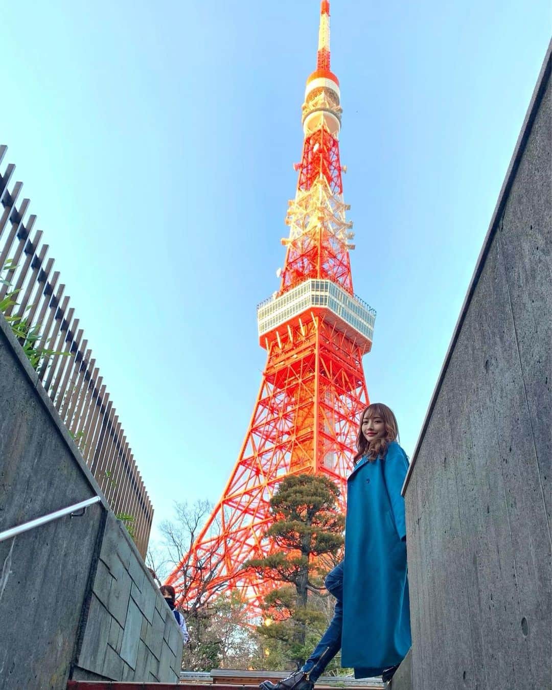 伊東亜梨沙さんのインスタグラム写真 - (伊東亜梨沙Instagram)「ロケ撮影寒すぎて死亡。 中国人の人達が皆んなここで撮ってたから便乗して撮ってみた🗼w . . #東京タワー #tokyotower #🗼#tokyo」2月6日 18時08分 - arisa__917m