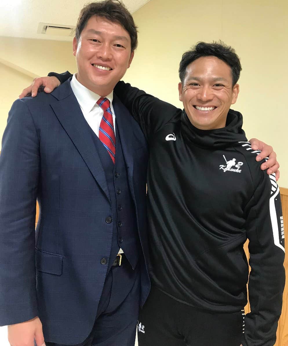 地方民のカープ女子のインスタグラム：「・ 新井さんと新選手会長🙈💓 ・ 笑顔がステキ🥺❣️ ・ #新井貴浩#田中広輔 #広島東洋カープ#広島カープ#カープ#carp」