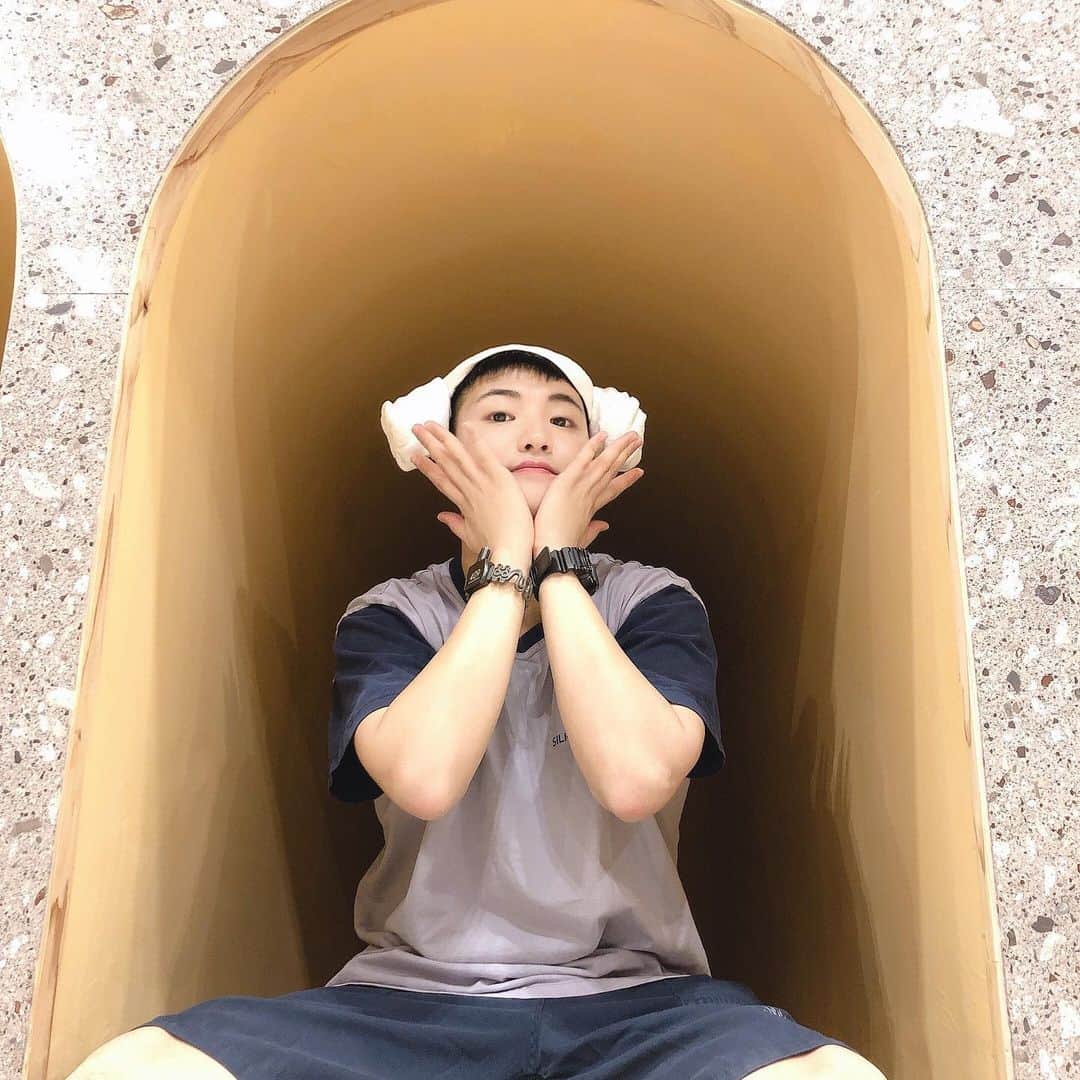 ヒョクジン のインスタグラム：「특별 외출 (3) 👍🏻 In 찜질방 💆🏻‍♂️2」