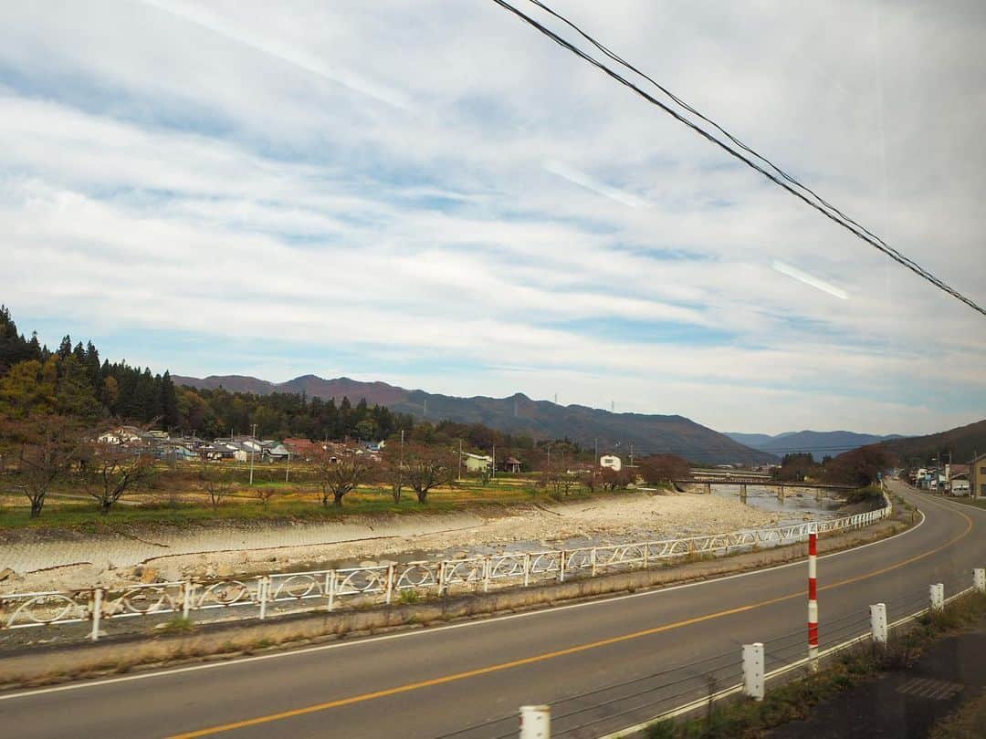 のインスタグラム：「というわけで！ UP出来ていなかった鉄旅レポシリーズ会津鉄道編^^* 旅に行ったのは昨年11月頭、1泊2日で野岩鉄道→会津鉄道と旅した時のものです(❁´ω`❁) 野岩鉄道の旅の様子は過去の投稿か、キタコレ！の記事をみてね(●︎´▽︎`●︎)http://www.kita-colle.com/m/content/27252/ 🛤 10:25 湯西川温泉駅発、AT651を使った快速AIZUマウントエクスプレスに乗車して出発進行ー！ 雄大な山景色が続いていた野岩鉄道ですが、会津鉄道にきりかわるとだんだんとのんびりとした景色にかわっていきました^^* 3.4枚目: 会津田島駅を境に、非電化区間へと入ります。 構内には車庫もあり、様々な車両がお休みしてたよ(＊´ｖ｀) かわいらしいアニメラッピングの列車も！ 売店もあり、今度はここにも降りてみたいな駅でした♡ 6枚目～: ひたすら車窓✨ ローカル線らしい、のどかな景色がつづきます。 その様におもわずかぶりつきしちゃいました(*^^*) 10枚目: そして11:22。1時間ほど列車にゆられたあとは、会津鉄道さん1つ目の駅に降りました。 塔のへつり駅に到着ー！✨ つづく(＊´ｖ｀) #会津鉄道  #日本の風景  #japan_of_insta  #countryside  #ローカル線の旅  #japantrip  #japan_photo」