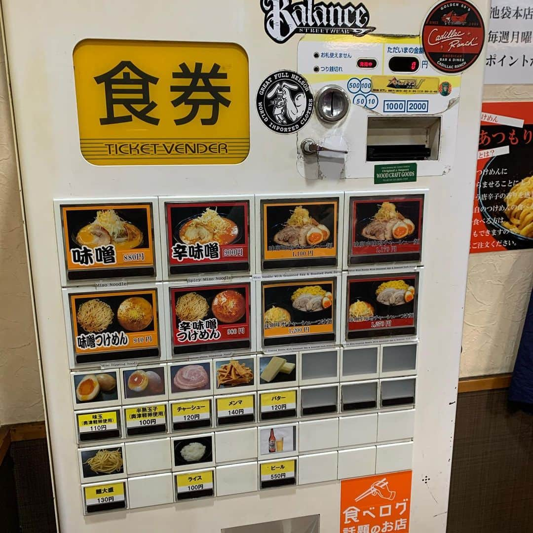 渡邉ひかるさんのインスタグラム写真 - (渡邉ひかるInstagram)「麺処　花田　池袋店 味噌 880円 ・ ・ ・ ・ ・ ・ 池袋駅東口駅から、歩いて向かったのは〝麺処　花田〟。 なかなか東京に味噌ラーメンが無いので、更に名店を見つけることが難しいのですが、東京で好きな味噌ラーメンを聞くと花田と答える方が多く念願叶っての訪店。 夕方高でしたが、既に外に列ができている。 中で食券を買ってから、並ぶ形式。 メニューは味噌ラーメン、辛味噌ラーメン、つけ味噌、辛つけ味噌。 こうしてしっかり味噌ラーメン推しのラーメン屋さんに来れたのが既にウキウキ。 店員さんが来た際に、野菜とニンニクが無料で増すことができるとの事でしたが、まずはノーマルに。 約15分ほど並び着席。 席はカウンター席のみとなっていて、男性女性共にバランス良くお客さんが来ていました。 座ってから約5分程で着丼。 おぉ…！北海道で食べていた時のような見た目の味噌ラーメン。 懐かしさと嬉しさがこみ上げある。 ねぎ、メンマ、豚バラチャーシュー、もやし。 麺はスープに絡む太麺。 スープはしっかりと煮込まれていて、旨味が凝縮。 寒い日の味噌ラーメン…控えめに言って最高。 にんにくの香りがふんわりと香り味噌の甘味と野菜の甘みと相まって良い。 元々辛味噌ラーメンも好きなので、次は辛味噌頼んでみようかな！ 他に味噌ラーメンおすすめの場所あったら、教えてください♪ ・ ・ ・ ・ ・ 営業時間⏰ 【月〜土】 11:00〜23:00 【日・祝】 11:00〜22:00 ・ ・ 定休日💤 年末年始 ・ ・ ・ ・ #らーめん　#ラーメン　#ラーメン大好き渡邉さん　#麺スタグラム　#池袋　#麺処花田池袋店　#花田　#味噌ラーメン　#食べスタグラム　#太麺　# #ハワイ　#東京　#hanada #渡邉ひかる #mendokorohanada #ramen #ikebukuro #tokyo #miso #ramennoodles #ramenlover #ramen🍜 #ramenstagram #🍜」2月6日 18時23分 - ramenwatanabe0215