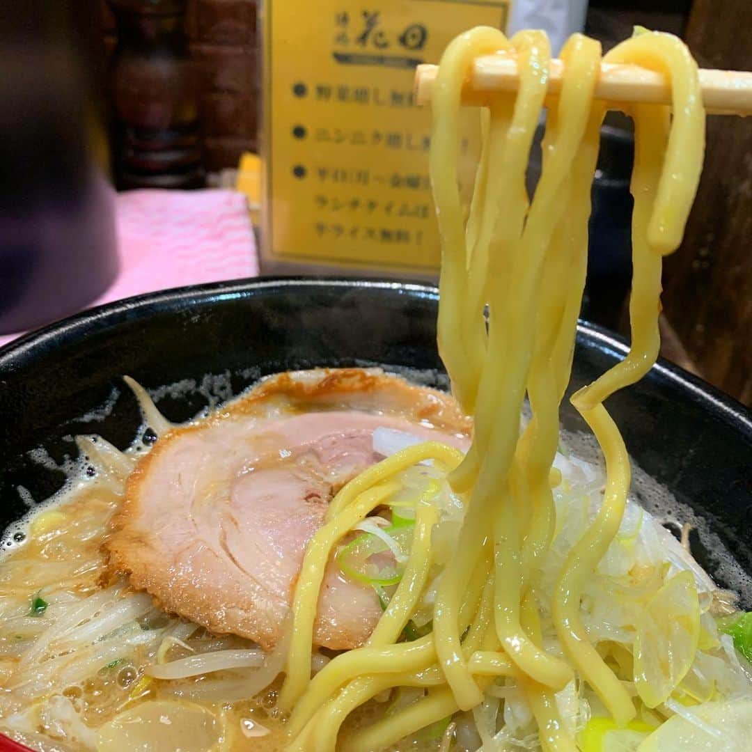 渡邉ひかるさんのインスタグラム写真 - (渡邉ひかるInstagram)「麺処　花田　池袋店 味噌 880円 ・ ・ ・ ・ ・ ・ 池袋駅東口駅から、歩いて向かったのは〝麺処　花田〟。 なかなか東京に味噌ラーメンが無いので、更に名店を見つけることが難しいのですが、東京で好きな味噌ラーメンを聞くと花田と答える方が多く念願叶っての訪店。 夕方高でしたが、既に外に列ができている。 中で食券を買ってから、並ぶ形式。 メニューは味噌ラーメン、辛味噌ラーメン、つけ味噌、辛つけ味噌。 こうしてしっかり味噌ラーメン推しのラーメン屋さんに来れたのが既にウキウキ。 店員さんが来た際に、野菜とニンニクが無料で増すことができるとの事でしたが、まずはノーマルに。 約15分ほど並び着席。 席はカウンター席のみとなっていて、男性女性共にバランス良くお客さんが来ていました。 座ってから約5分程で着丼。 おぉ…！北海道で食べていた時のような見た目の味噌ラーメン。 懐かしさと嬉しさがこみ上げある。 ねぎ、メンマ、豚バラチャーシュー、もやし。 麺はスープに絡む太麺。 スープはしっかりと煮込まれていて、旨味が凝縮。 寒い日の味噌ラーメン…控えめに言って最高。 にんにくの香りがふんわりと香り味噌の甘味と野菜の甘みと相まって良い。 元々辛味噌ラーメンも好きなので、次は辛味噌頼んでみようかな！ 他に味噌ラーメンおすすめの場所あったら、教えてください♪ ・ ・ ・ ・ ・ 営業時間⏰ 【月〜土】 11:00〜23:00 【日・祝】 11:00〜22:00 ・ ・ 定休日💤 年末年始 ・ ・ ・ ・ #らーめん　#ラーメン　#ラーメン大好き渡邉さん　#麺スタグラム　#池袋　#麺処花田池袋店　#花田　#味噌ラーメン　#食べスタグラム　#太麺　# #ハワイ　#東京　#hanada #渡邉ひかる #mendokorohanada #ramen #ikebukuro #tokyo #miso #ramennoodles #ramenlover #ramen🍜 #ramenstagram #🍜」2月6日 18時23分 - ramenwatanabe0215