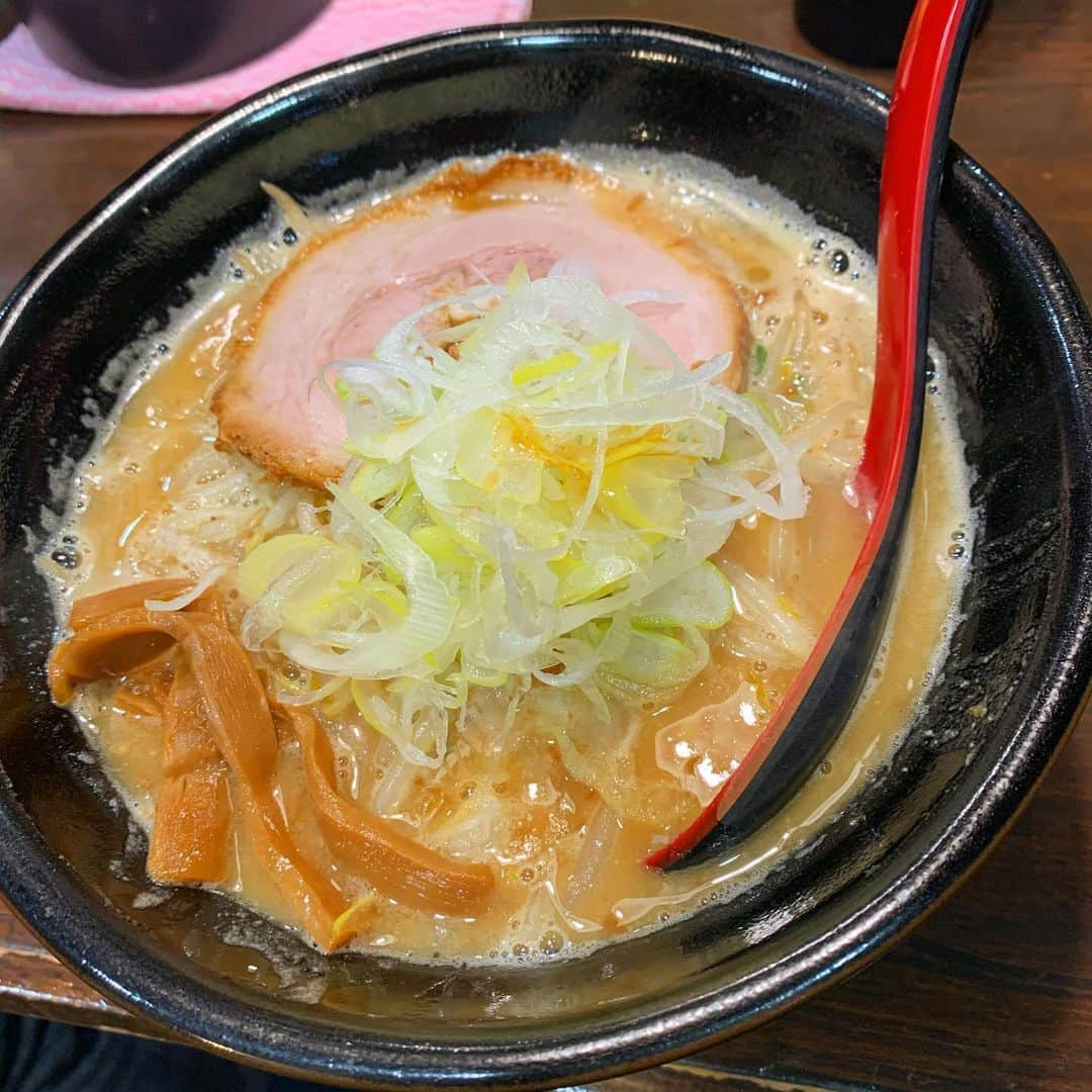 渡邉ひかるさんのインスタグラム写真 - (渡邉ひかるInstagram)「麺処　花田　池袋店 味噌 880円 ・ ・ ・ ・ ・ ・ 池袋駅東口駅から、歩いて向かったのは〝麺処　花田〟。 なかなか東京に味噌ラーメンが無いので、更に名店を見つけることが難しいのですが、東京で好きな味噌ラーメンを聞くと花田と答える方が多く念願叶っての訪店。 夕方高でしたが、既に外に列ができている。 中で食券を買ってから、並ぶ形式。 メニューは味噌ラーメン、辛味噌ラーメン、つけ味噌、辛つけ味噌。 こうしてしっかり味噌ラーメン推しのラーメン屋さんに来れたのが既にウキウキ。 店員さんが来た際に、野菜とニンニクが無料で増すことができるとの事でしたが、まずはノーマルに。 約15分ほど並び着席。 席はカウンター席のみとなっていて、男性女性共にバランス良くお客さんが来ていました。 座ってから約5分程で着丼。 おぉ…！北海道で食べていた時のような見た目の味噌ラーメン。 懐かしさと嬉しさがこみ上げある。 ねぎ、メンマ、豚バラチャーシュー、もやし。 麺はスープに絡む太麺。 スープはしっかりと煮込まれていて、旨味が凝縮。 寒い日の味噌ラーメン…控えめに言って最高。 にんにくの香りがふんわりと香り味噌の甘味と野菜の甘みと相まって良い。 元々辛味噌ラーメンも好きなので、次は辛味噌頼んでみようかな！ 他に味噌ラーメンおすすめの場所あったら、教えてください♪ ・ ・ ・ ・ ・ 営業時間⏰ 【月〜土】 11:00〜23:00 【日・祝】 11:00〜22:00 ・ ・ 定休日💤 年末年始 ・ ・ ・ ・ #らーめん　#ラーメン　#ラーメン大好き渡邉さん　#麺スタグラム　#池袋　#麺処花田池袋店　#花田　#味噌ラーメン　#食べスタグラム　#太麺　# #ハワイ　#東京　#hanada #渡邉ひかる #mendokorohanada #ramen #ikebukuro #tokyo #miso #ramennoodles #ramenlover #ramen🍜 #ramenstagram #🍜」2月6日 18時23分 - ramenwatanabe0215