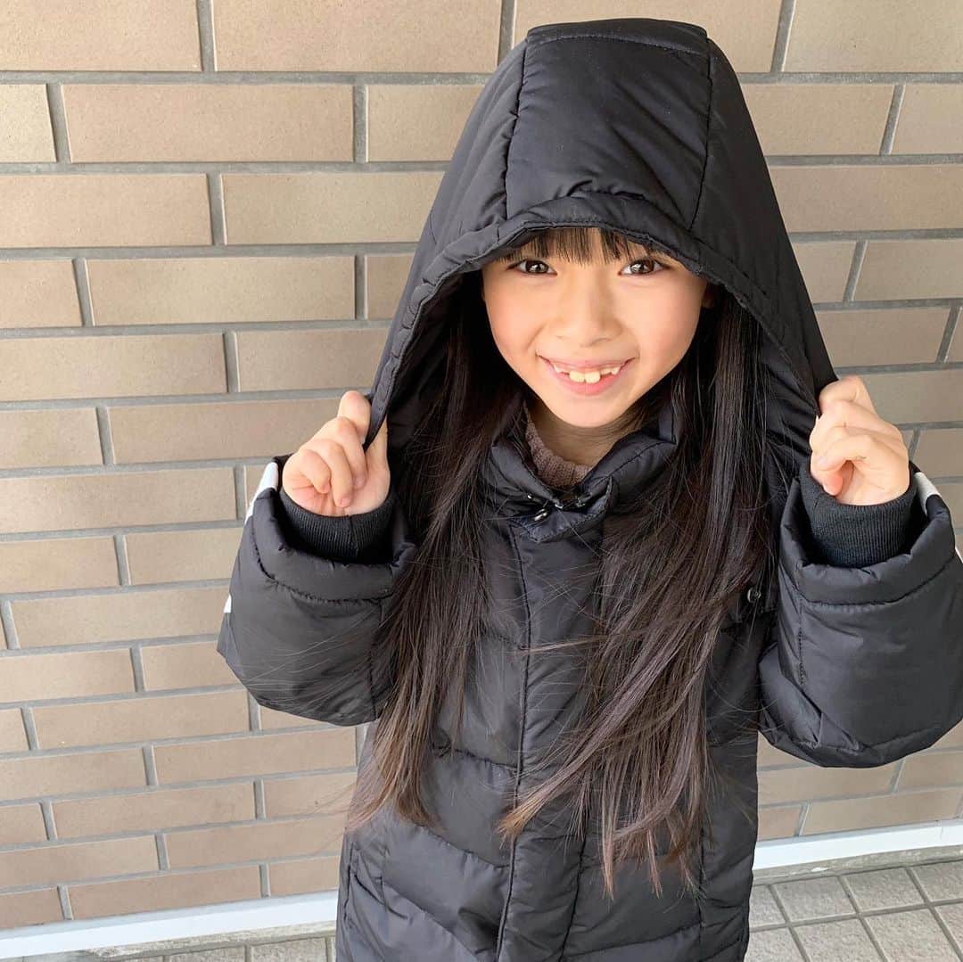 Akiのインスタグラム：「2/6 ・ 入院記録 ・ ・ 1歳、3歳、7歳 今回3回目の熱性痙攣 救急搬送は2回目でした ・ 熱性痙攣は5〜6歳までと聞いていたので 正直完全に油断していました ・ ・ 18:09  痙攣が始まる 18:10  過去の痙攣と違いを感じ、119 18:20  救急車が自宅へ到着 18:30  病院到着 18:42  痙攣が止まる ・ 約30分もの間、痙攣が続きました ・ ・ 救急車での体温は42℃ ・ 体温計の限界が42℃だと この時初めて知りました ・ ・ 診察を受け、入院 HCUへ ・ ・ 夜中にやっと意識障害が落ち着き 「ママとパパだよ？わかる？」 ・ 無言で頷く娘 ・ この時はまだ、娘は喋れませんでした ・ そして夜中に第一声 ・ ・ 「おしっこ」 ・ #第一声はママって言ってほしかった ・ ・ 翌日 小児病棟のチームインフルの大部屋へ #通称隔離部屋 ・ 長時間痙攣が続いたため 脳を保護する点滴など沢山しました ・ ・ 病名は ☑︎複雑型熱性痙攣重積型 ☑︎インフルエンザA型 ・ ・ ・ 自分が忘れないためにも みんなの頭の片隅に入れてもらうためにも 大切なのは ・ ・ ①熱性痙攣は小学生でもなること ・ ②熱性痙攣がおきたら しばらく様子を見て時間を測る等も大事ですが 少しでも直感的にやばいと感じたら 痙攣1分後でも119番すること ・ ・ 熱性痙攣は何回経験しても 見慣れるようなものではありません ・ ・ 我が子と何気ない会話が出来る事が 当たり前ではないこと ・ 改めて感じました ・ ・ まだ脳の検査は残ってるけど 無事退院しました👧🏻 ・ ・ DMくれたみんな 心配してくれたみんな 本当にありがとうございました😭❤️ ・ ・ ・ ・」