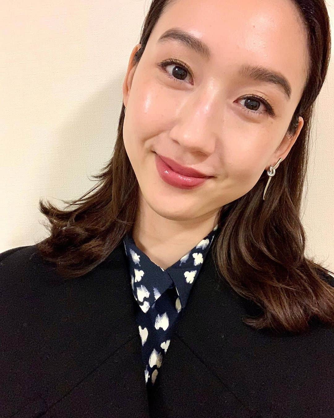 松原汐織のインスタグラム：「♡ 花粉が飛び始めて肌が揺らぐ時期なので、ベースメイクを少し変えました😊 (ドアップ失礼します⚠️そして美肌アプリを使っていないので、粗はお見逃しください🙇🏻‍♀️) ・ 予防で移動中などはマスクを着用していることもあり、ベースメイクは薄付きに✨ @femmue_japan (2枚目📸)のトーンアップUVクリームを下地に、クマや頬など気になる所にエバーグロウファンデーションを指でつけています。 どうもクッションファンデのスポンジが自分が思うように使いこなせず(どのクッションファンデも上手くできず😢)、指でコンシーラー代わりに付けることがカバーしつつツヤも活かせて好み♡ということになりました❤️ ・ ということで最近はこの#FEMMUE のコンビを愛用中です🥰 ・ おまけ🌸(3、4枚目) @shibusa_wakana と @kaorisasaki_official と新年会🥂 可愛くて聡明な２人と色々な話ができて楽しかったです〜！ 久しぶりのLASのお料理も美味しくて幸せな時間でした💗 ・ #しおりの美容道 #ベースメイク #コスメ #日焼け止め #下地 #クッションファンデ」