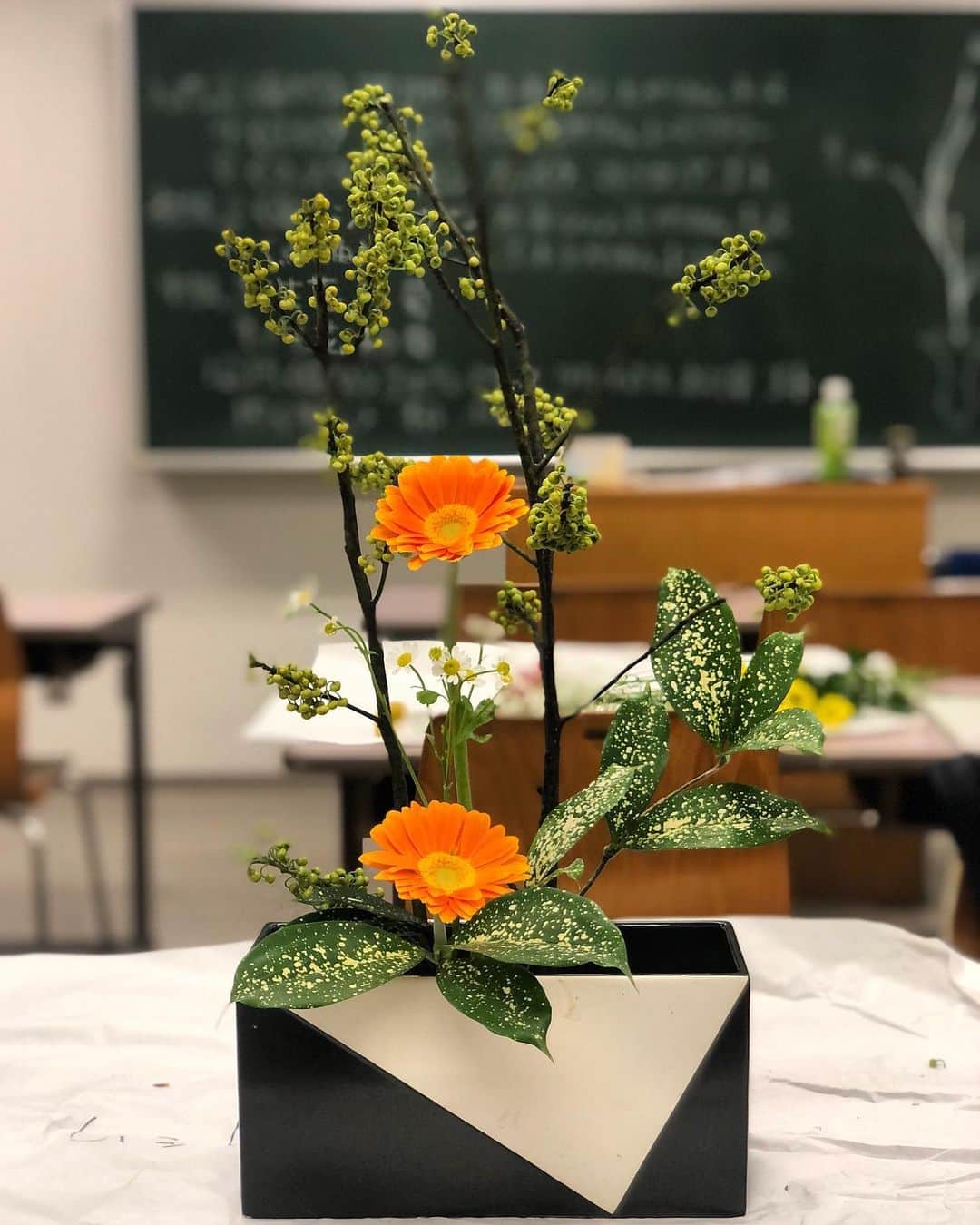 のインスタグラム：「そいえば池坊入門全8講修了したー☺️🥰 次にステップアップするか草月2級やり直すか悩みちゅう🤔🤔🌹 #華道　#池坊　#奥深い　#草月　#図形化してて分かりやすいんだが　#どっちも魅力的　#あーどうしよう」