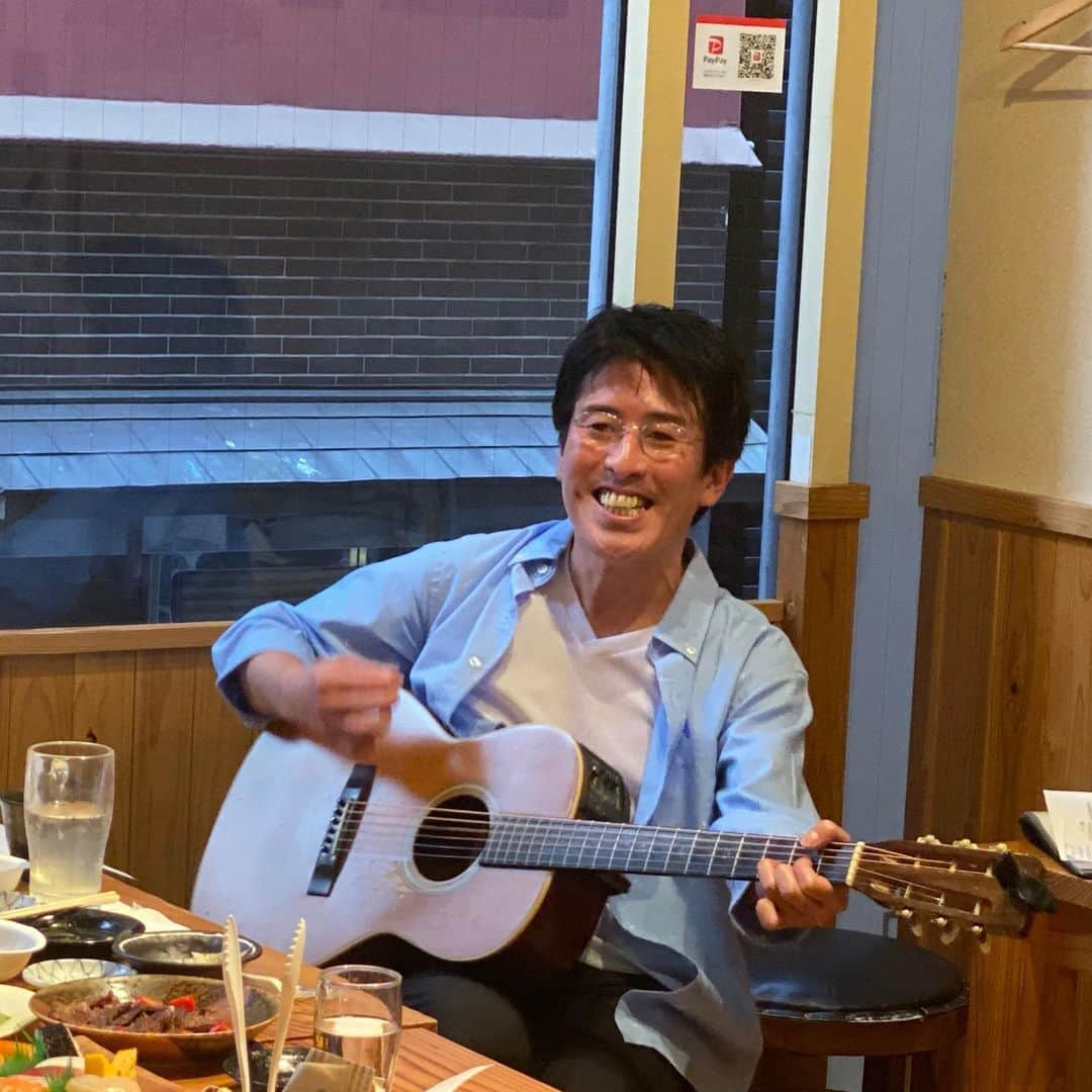 石川よしひろさんのインスタグラム写真 - (石川よしひろInstagram)「『飲み会LIVE　ただいま～！』の開催が決定しました！  毎回好評頂いている飲み会イベントを開催いたします♪ 飲み会をお楽しみ頂いた後、ミニライブを予定しております。 皆さんと楽しい時間を過ごせればと思っています。  お席に限りがありますので、お早目にお申込みください。  チケット発売は2月9日（日）13:00です！ ■日時：3月29日（日）14:00～17:00 ■出演 :石川よしひろ ■会場：しょうさく亭 ■住所：東京都大田区大森北4-10 B1F  https://retty.me/area/PRE13/ARE19/SUB1902/100001125744/map/ ■料金：7,000円 ＜受付の流れ＞ (1)お申込みフォームよりお申し込み → (2)お振込み案内メール受信 → (3)ご入金 → (4)ご入金確認メール受信 → (5)受付完了 ※お席に限りがございます。規定人数に達し次第受付を終了させていただきます。 ※お振込みはご予約メール到着後1週間以内にお願いします。1週間以上たってもご入金確認が取れない場合は自動キャンセルとさせていただきます。 ※ご入金後のキャンセルはお受けいたしかねますので、予めご了承下さい。 ※別途、お振り込み手数料をご負担いただきます。ご了承下さい。 【お申し込み期間】 2月9日（日）13:00～3月20日（金）23:59まで 《 お申込みフォーム入り口 》 http://481engine.com/rsrv/webform.php?sh=2&d=841cc73f6c ※受付が完了いたしますと（info-c@ishikawa-yoshihiro.com）より、受付完了の自動メールが送信されます。 （info-c@ishikawa-yoshihiro.com）からのメールが受け取れるよう、事前に受信設定をしていただけますようお願い申し上げます。 皆様のお申し込み、お待ちしております！  石川よしひろ事務局 #石川よしひろ #飲み会 #live  #しょうさく亭」2月6日 18時39分 - ishikawa_yoshihiro_official