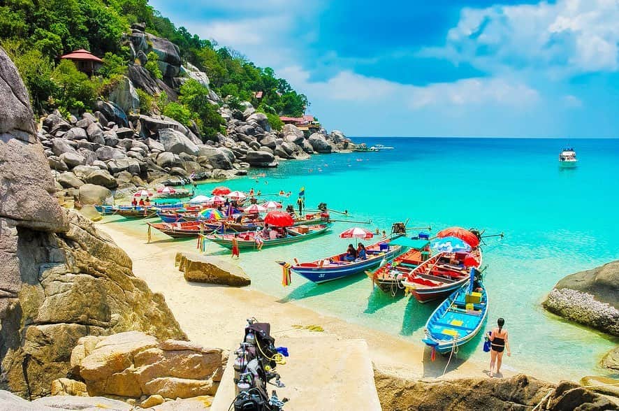 タイ国政府観光庁さんのインスタグラム写真 - (タイ国政府観光庁Instagram)「・﻿ ／﻿ 🇹🇭タイの秘境を巡る旅へ✈️﻿ まだ知られていないタイはここ❗﻿ ＼﻿ ﻿ 毎週木曜日は、まだまだ日本では知られていないタイの秘境スポットをご紹介🤫✨﻿ ﻿ 今回は、サムイ島から約60km北にある小さな島「タオ島」へ✈️✨﻿ ﻿ ダイバーの間ではジンベエザメに遭える島として有名で、タイ有数のダイビングサイトとしてその名を知られています🐠💕﻿ ﻿ 一番賑やかなサイリー・ビーチでのサンセットタイムはまさに絶景🌇﻿ ﻿ 島の名物とも言われ、夕暮れ時になると美しいサンセットを目当てに世界各国からのツーリスト達が集まります✨﻿ ﻿ タオ島で時の流れが止ったかのようなリゾートライフを過ごしてみては❓﻿ ﻿ #タイ #タオ島 #秘境 #絶景 #タイビーチ #絶景ビーチ #南の島 #タイリゾート #こんなタイ知らなかった #もっと知りタイ #タイ旅行  #ダイビング #旅好きな人と繋がりたい #旅行好きな人と繋がりたい #海外旅行 #海外リゾート #thailand #kohtao #kohtaoisland  #thairesort #amazingthailand #thailandtravel #thailandtrip #thai #thaistagram #lovethailand #localexperience #genic_thailand #thailandhiddengems #hiddengems﻿」2月6日 18時50分 - amazingthailandjp