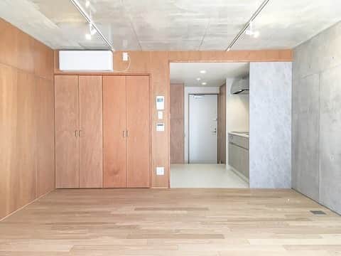 グッドルームさんのインスタグラム写真 - (グッドルームInstagram)「▼割とソフトな、硬派です。⁠⠀ ⁠⁠…すごく…独り占めしたい。⁠⠀ ⁠⠀ -------------------⁠⠀ ⁠⠀ 東京 #武蔵関 ワンルーム 37.6㎡⁠⠀ ⁠⠀ ＊新築のお部屋です＊⁠⠀ ⁠⠀ オートロックを抜けると、⁠⠀ コンクリートの壁面に包まれたお庭が。⁠⠀ 無機物と有機物のコントラストによって、⁠⠀ 植物のしなやかさが、より美しく感じられます。⁠⠀ ⁠⠀ 内装は素材の対比が素敵。⁠⠀ ⁠⠀ クールな印象とは裏腹に、⁠⠀ 大きな窓から光がたっぷり入り込む、⁠⠀ 明るくて、あたたかみを感じる空間です。⁠⠀ ⁠⠀ 居室はいたってシンプルな形で、⁠⠀ クローゼット側の壁にベッドを置けば、⁠⠀ うまくレイアウトできそうですよ。⁠⠀ ⁠⠀ ・⁠⠀ こちらの物件は実際に住めるお部屋です。詳細はストーリー、ハイライトにて！⁠⠀ ・⁠⠀ こだわりのお部屋探しは、@goodroom_jp から URLをチェック！⁣⁣⁣⁣⁣⁣⁣⁣⁣⠀⁣⠀﻿⁠⠀ ・⠀﻿⁠⠀ ※最新のお家賃につきましては、リンク先物件ページからご確認ください。⁠⠀ ⁠・⁠⠀」2月6日 18時59分 - goodroom_jp